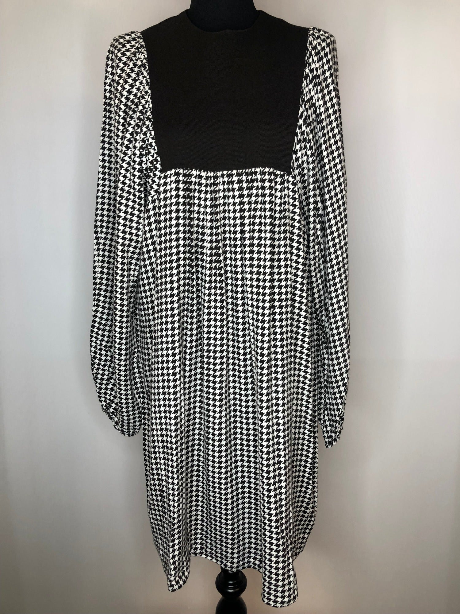 womens  white  vintage  Urban Village Vintage  urban village  retro  dress  dogtooth  balloon sleeves  balloon sleeve  70s  1970s  16