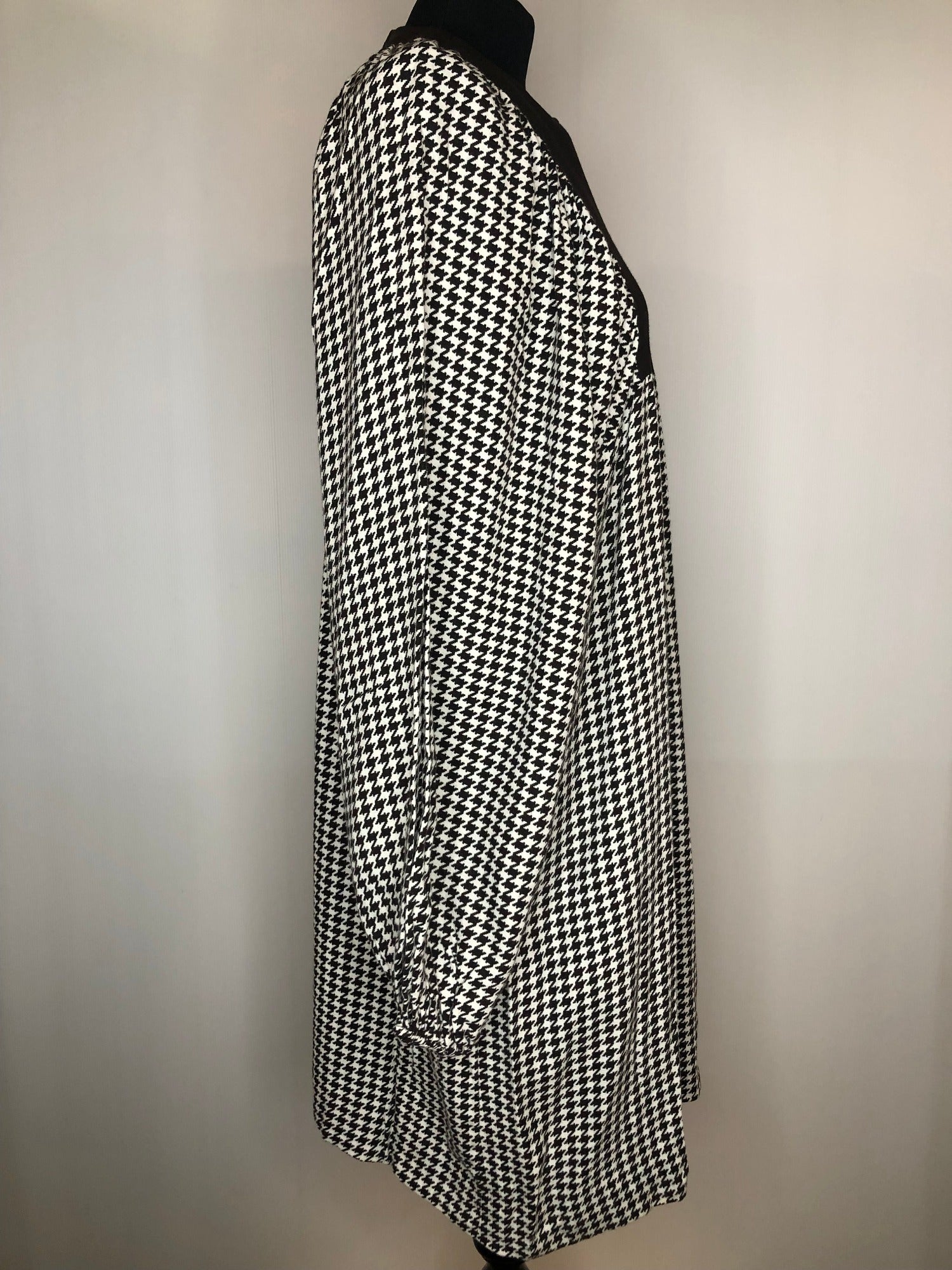 womens  white  vintage  Urban Village Vintage  urban village  retro  dress  dogtooth  balloon sleeves  balloon sleeve  70s  1970s  16
