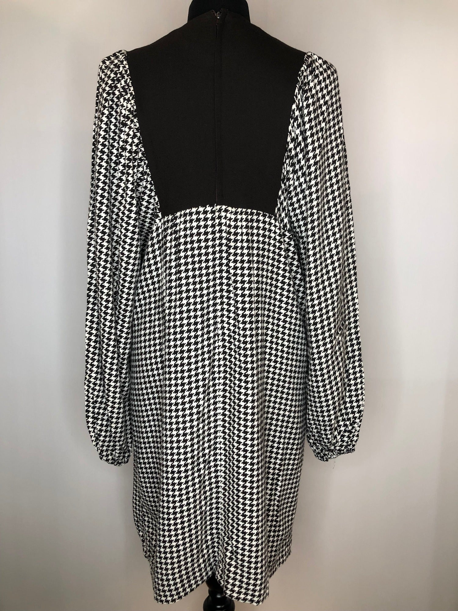 womens  white  vintage  Urban Village Vintage  urban village  retro  dress  dogtooth  balloon sleeves  balloon sleeve  70s  1970s  16