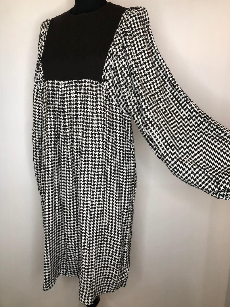 womens  white  vintage  Urban Village Vintage  urban village  retro  dress  dogtooth  balloon sleeves  balloon sleeve  70s  1970s  16