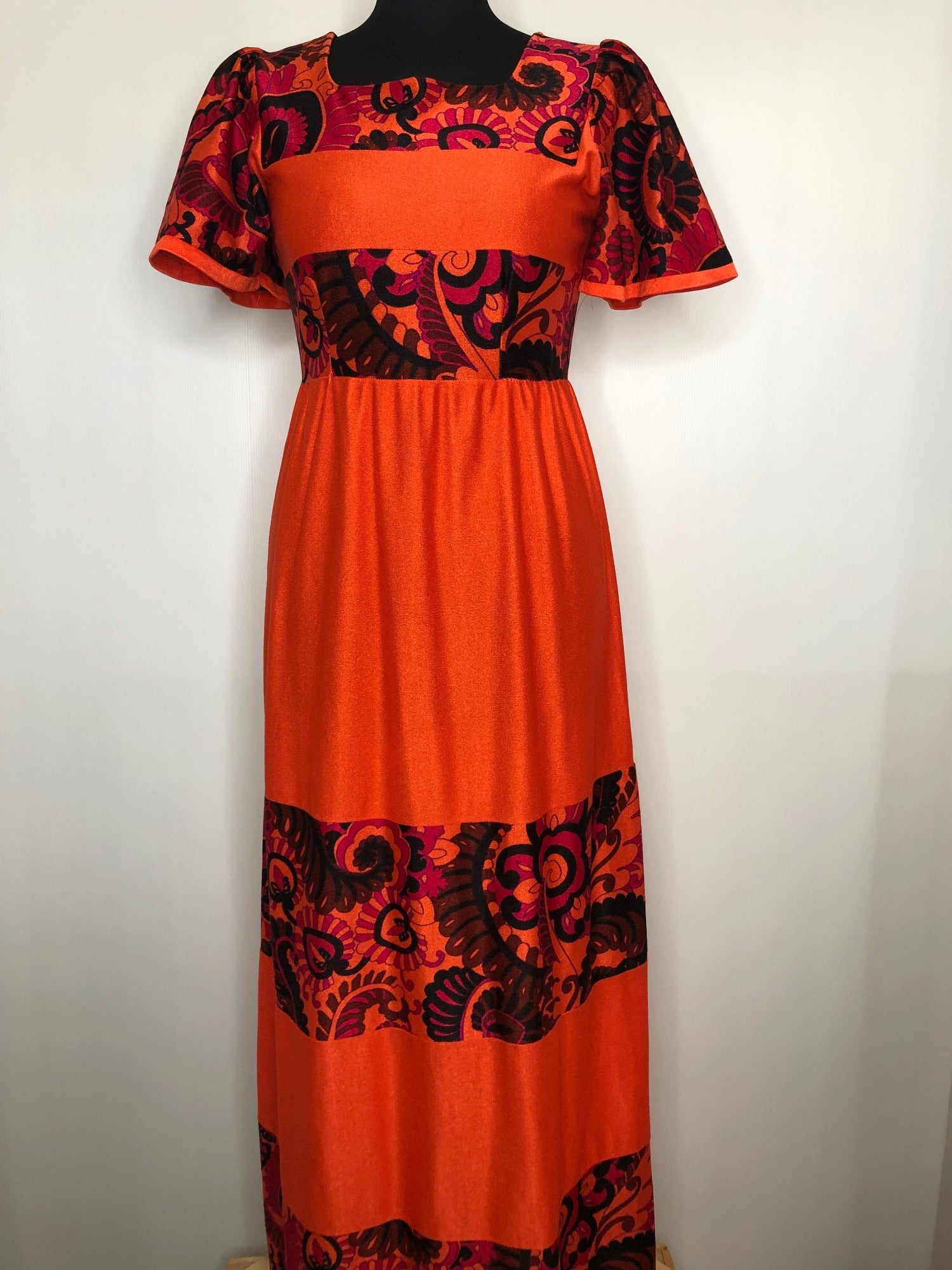 womens  vintage  Urban Village Vintage  Turnabouts by Walker Reid  short sleeved  short sleeve dress  short sleeve  print dress  print  paisley style print  orange  maxi dress  floral print  dress  70s  1970s  10