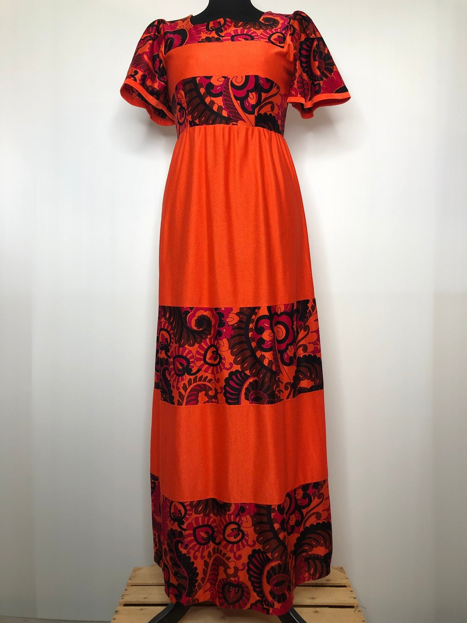 womens  vintage  Urban Village Vintage  Turnabouts by Walker Reid  short sleeved  short sleeve dress  short sleeve  print dress  print  paisley style print  orange  maxi dress  floral print  dress  70s  1970s  10