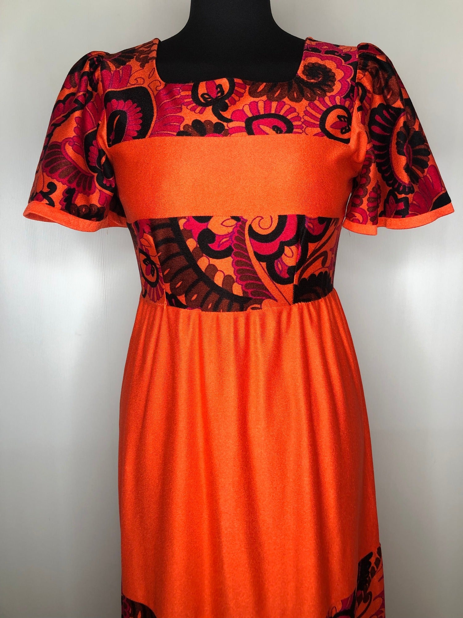 womens  vintage  Urban Village Vintage  Turnabouts by Walker Reid  short sleeved  short sleeve dress  short sleeve  print dress  print  paisley style print  orange  maxi dress  floral print  dress  70s  1970s  10