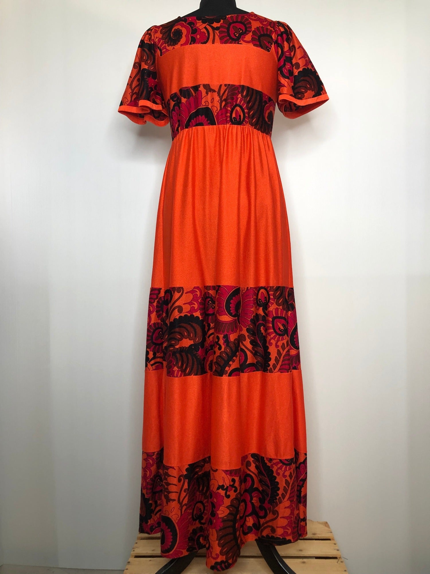 womens  vintage  Urban Village Vintage  Turnabouts by Walker Reid  short sleeved  short sleeve dress  short sleeve  print dress  print  paisley style print  orange  maxi dress  floral print  dress  70s  1970s  10
