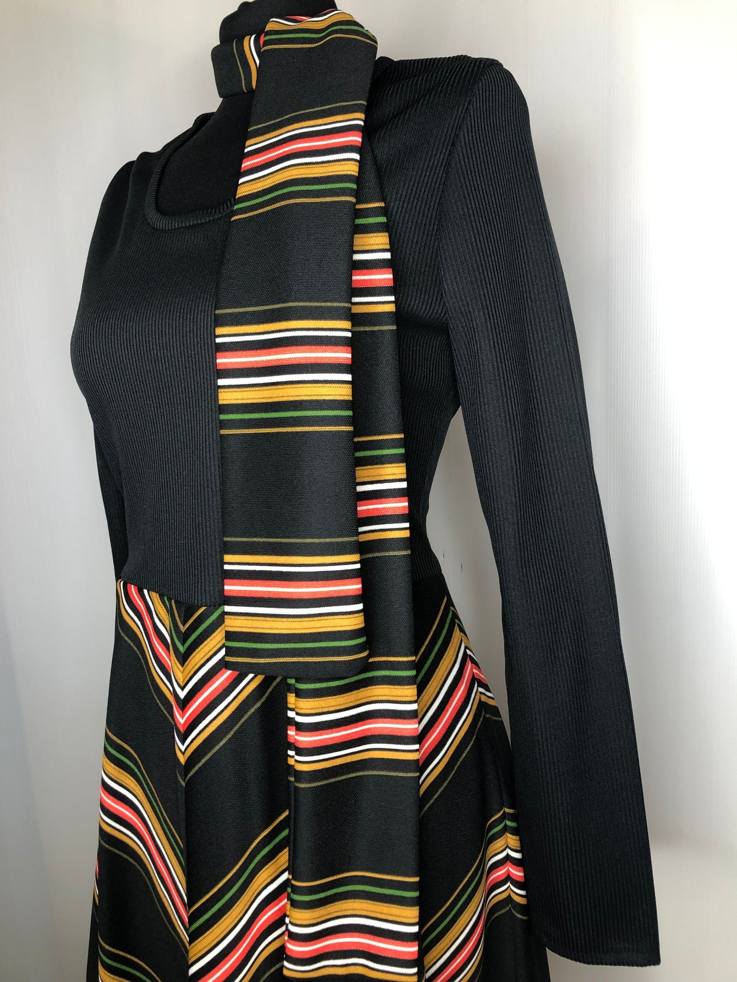womens  waist belt  vintage  Urban Village Vintage  tie waist belt  striped  round neck  retro  dress  chevron stripes  chevron print  black  70s  1970s  12