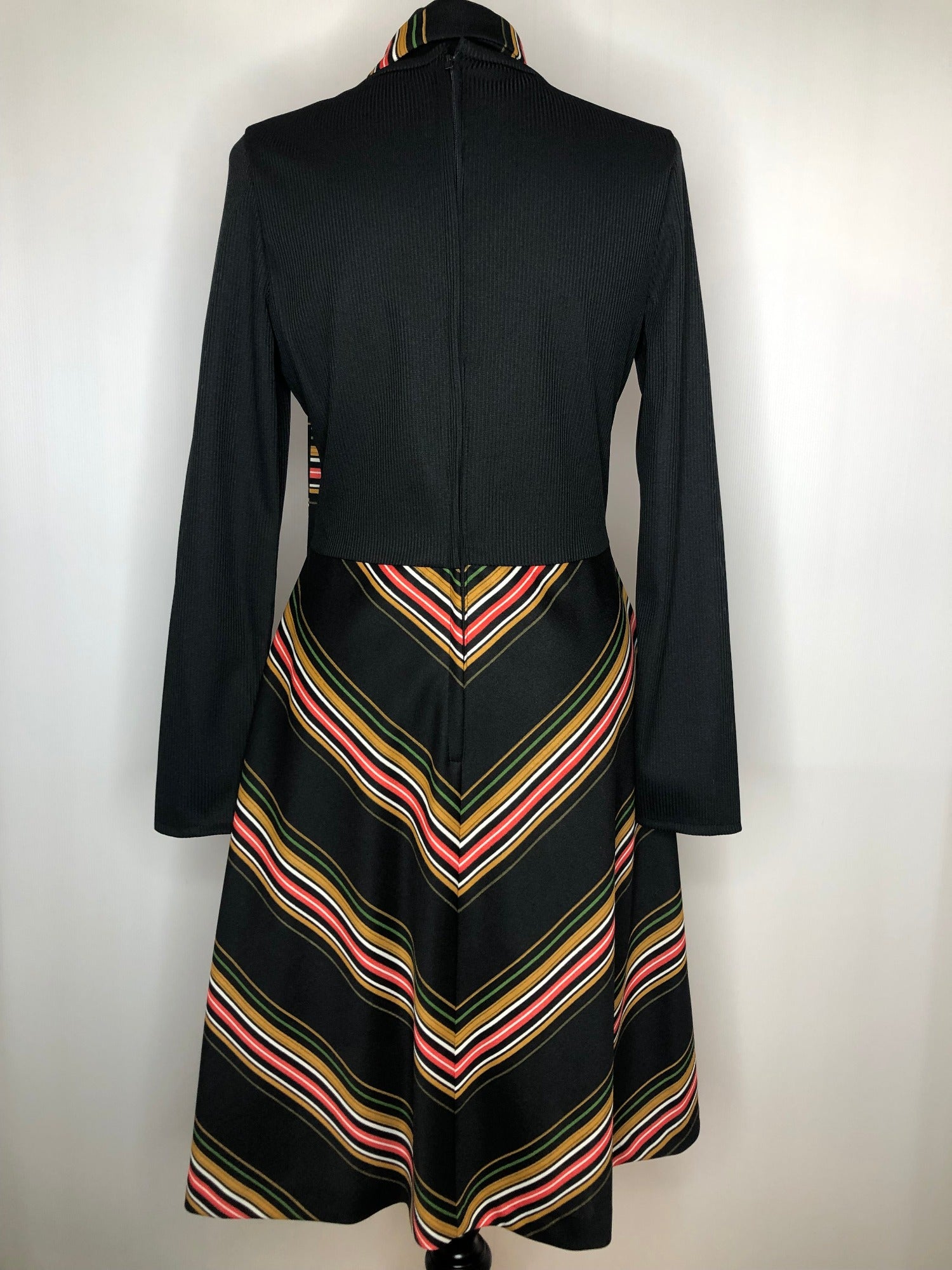 womens  waist belt  vintage  Urban Village Vintage  tie waist belt  striped  round neck  retro  dress  chevron stripes  chevron print  black  70s  1970s  12