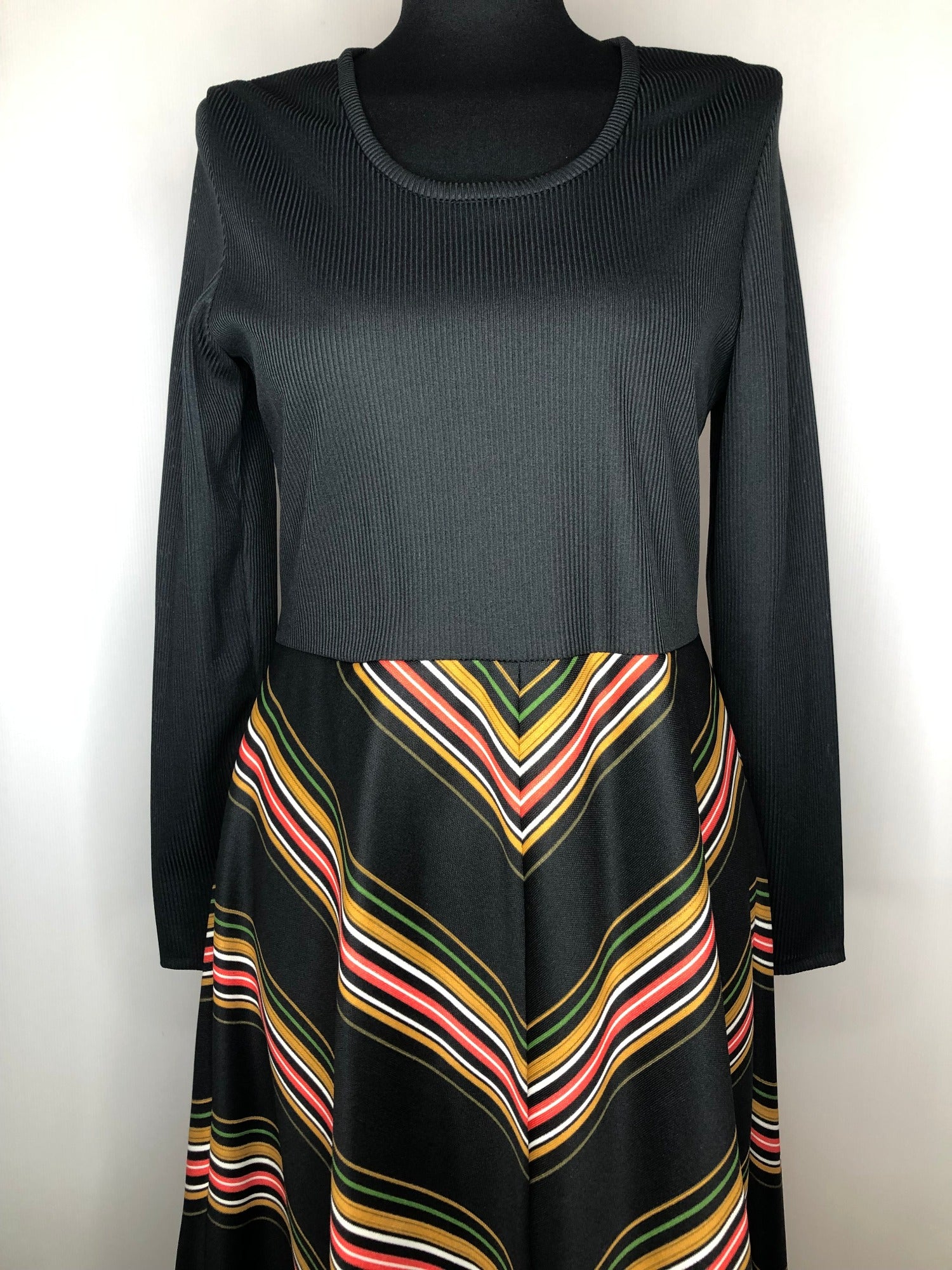 womens  waist belt  vintage  Urban Village Vintage  tie waist belt  striped  round neck  retro  dress  chevron stripes  chevron print  black  70s  1970s  12