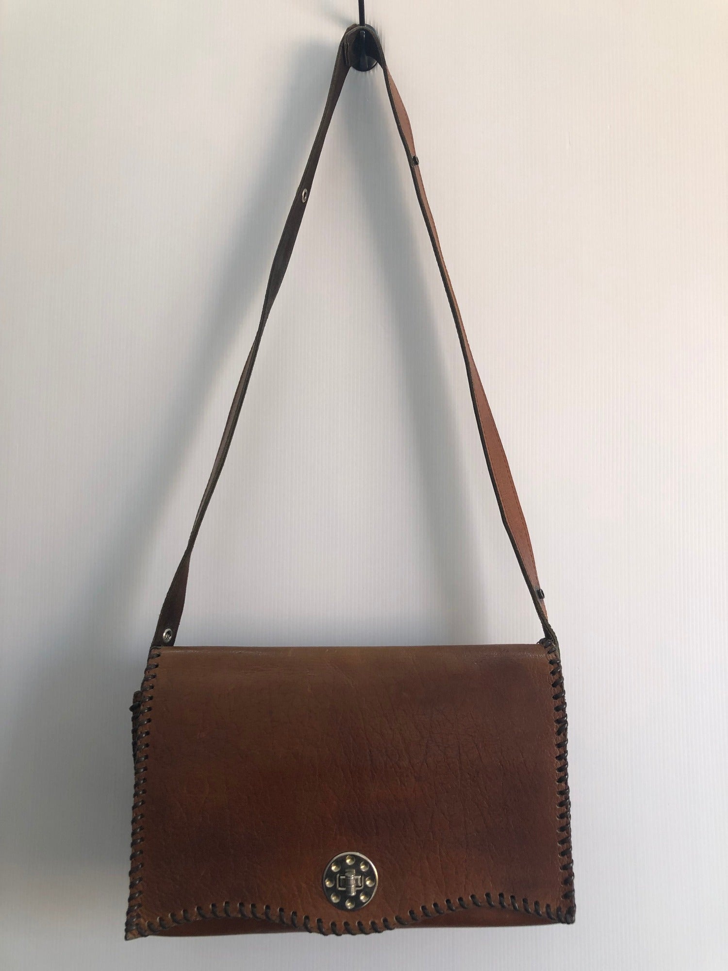 womens bag  womens  vintage  Urban Village Vintage  twist lock  tan  Shoulder bag  shoulder  One Size  leather stitch trim  Leather  hippie  hand bag  brown  boho  bohemian  bag  adjustable straps  accessories  70s  70  60s  60  1970s  1960s  1960