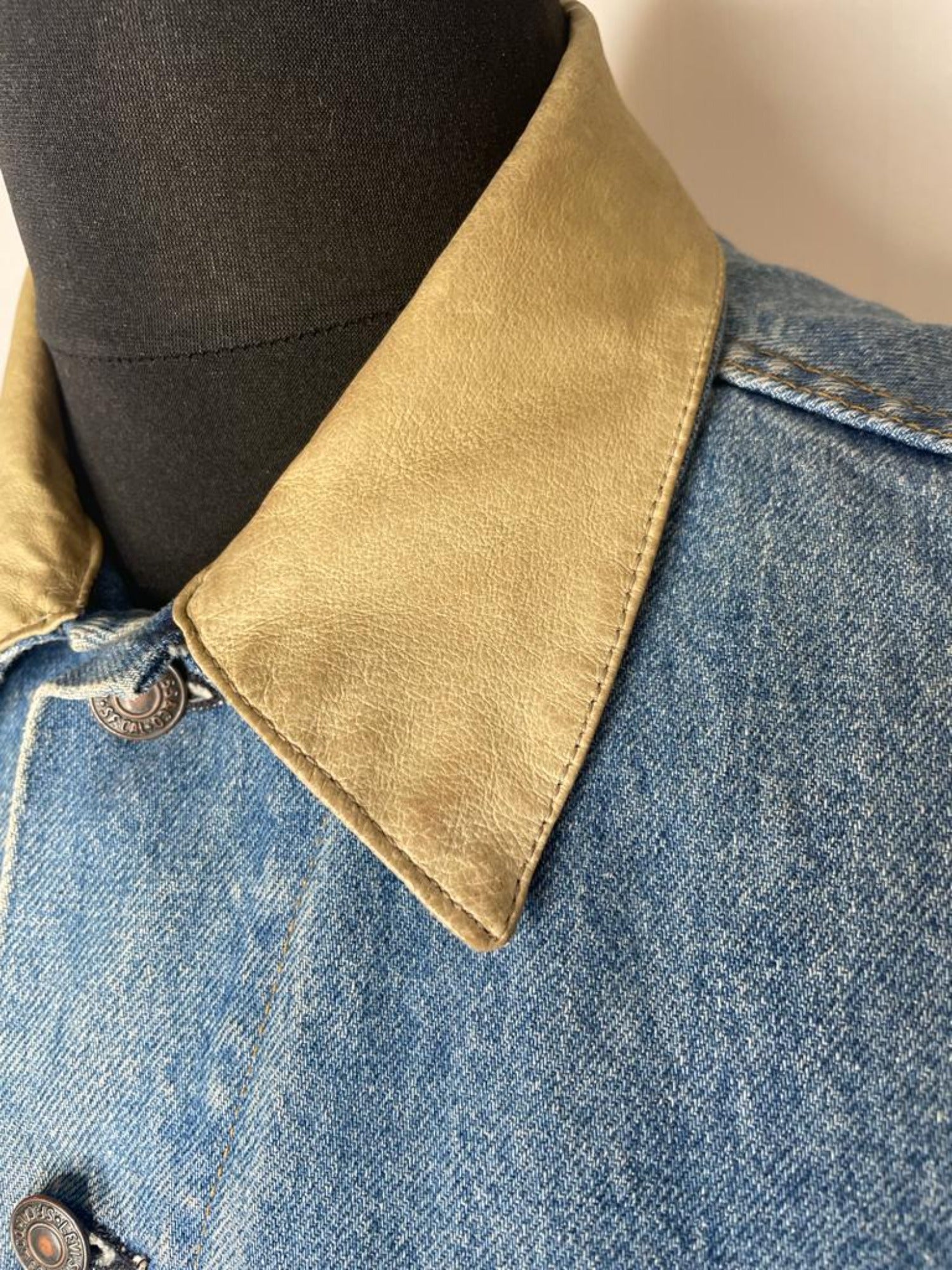 XL  vintage  Urban Village Vintage  urban village  mens  long sleeve  levis strauss  levis  levi strauss  levi  leather collar  Denim jacket  denim  collar  button  blue
