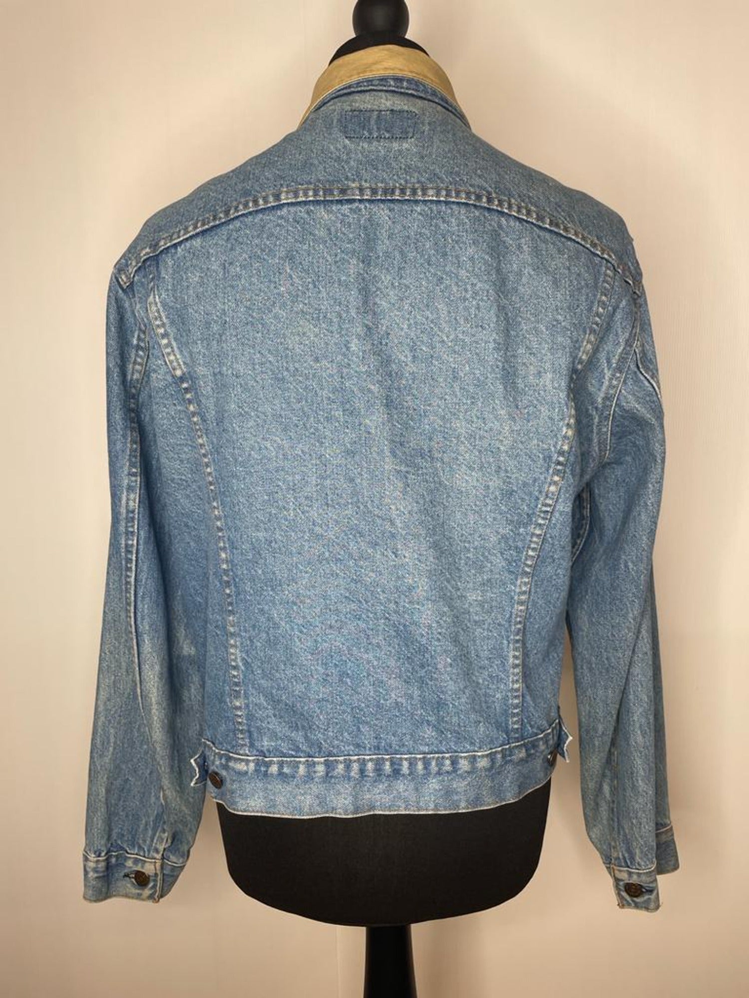 XL  vintage  Urban Village Vintage  urban village  mens  long sleeve  levis strauss  levis  levi strauss  levi  leather collar  Denim jacket  denim  collar  button  blue