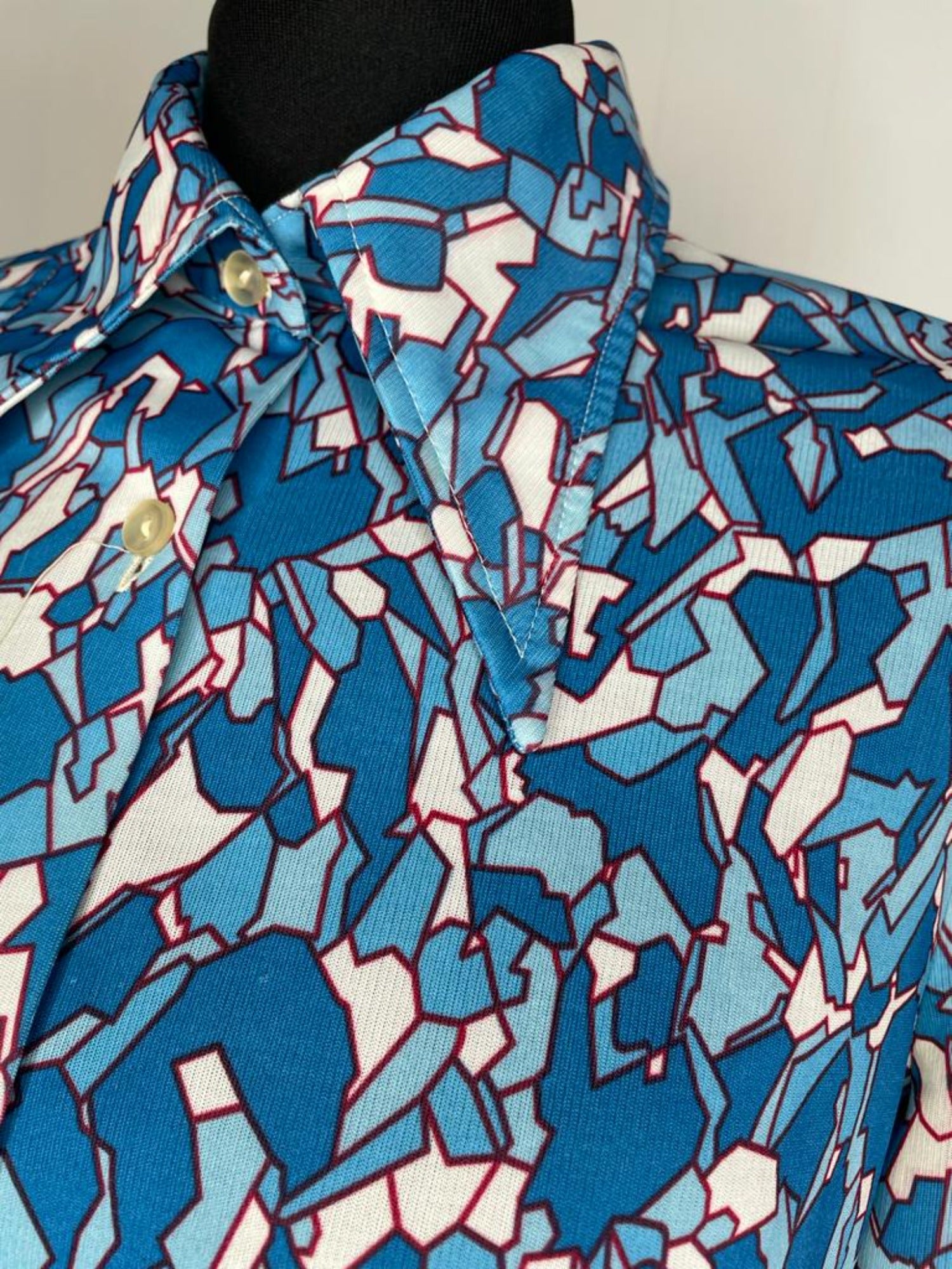 womens  white  vintage  Urban Village Vintage  urban village  top  Shirt  retro  modette  MOD  long sleeves  long sleeve  geometric print  geometric  dagger collar  collar  blue  blouse  big collar  70s  70  1970s  14