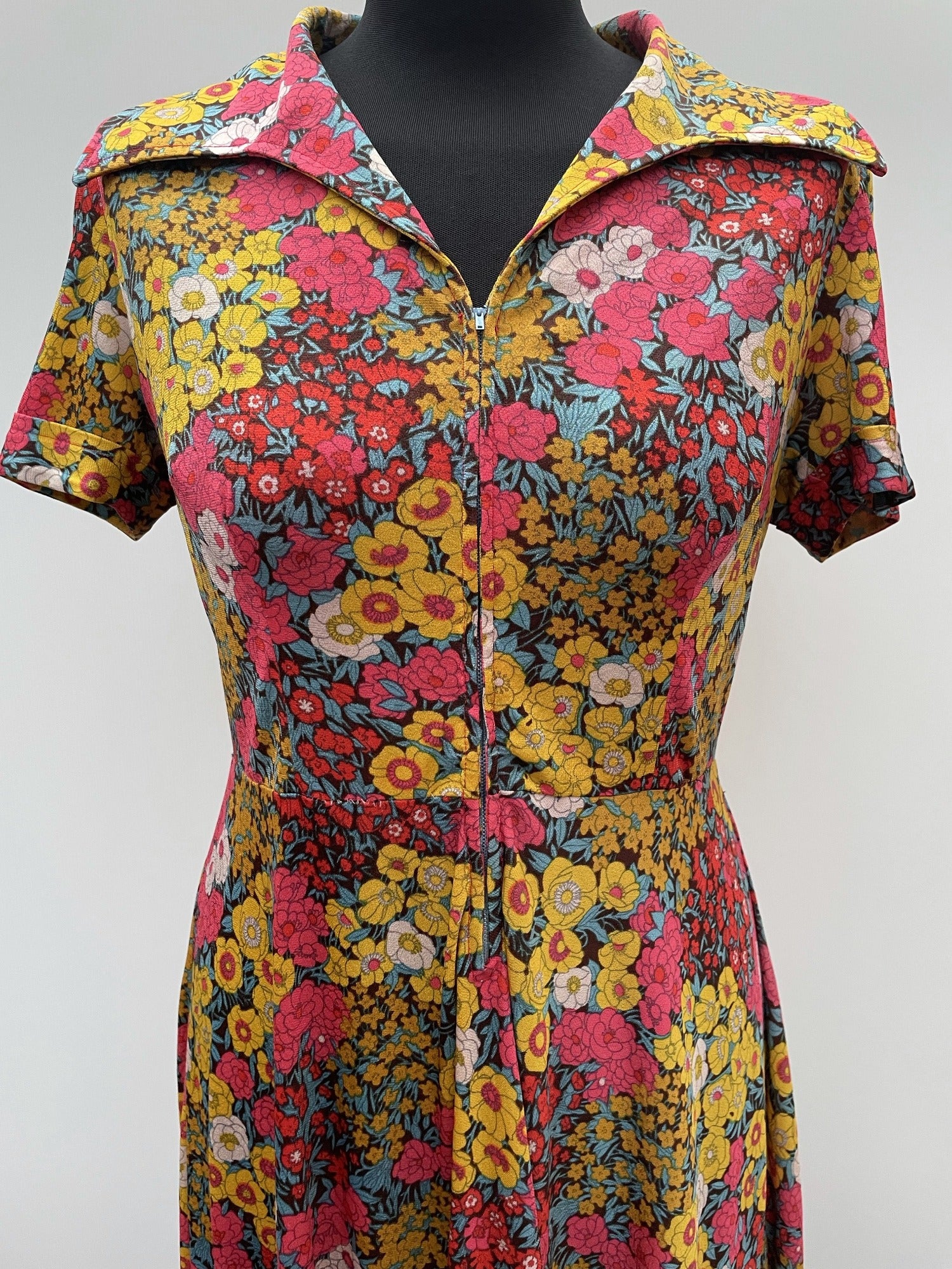 zip front  zip  womens  vintage  Urban Village Vintage  urban village  summer dress  summer  Stripes  short sleeved  short sleeve  MOD  midi dress  midi  floral print  floral dress  floral  dress  dagger collar  collar  big collar  70s  1970s  10
