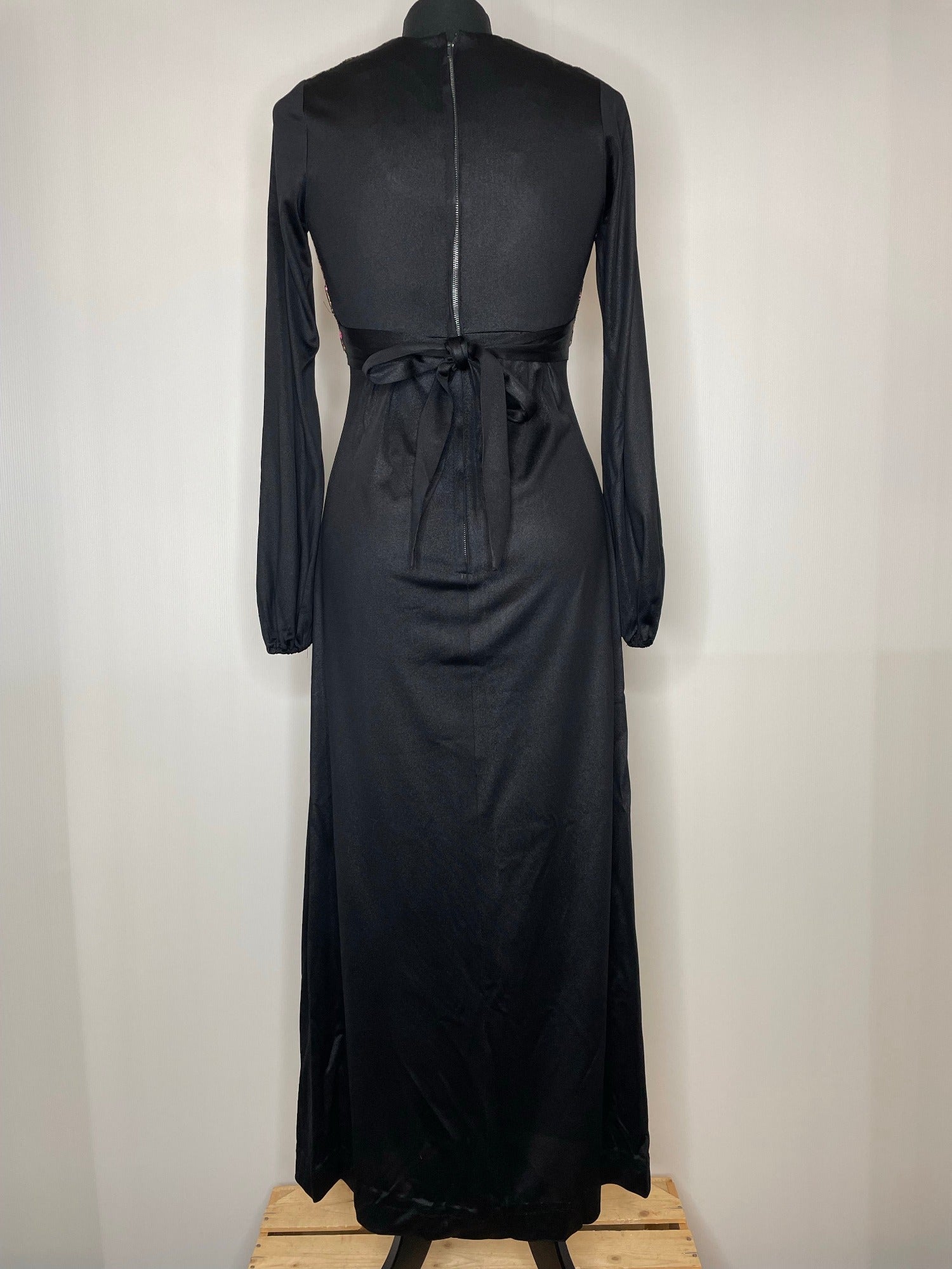 zip back  woodstock  womens  vintage  velveteen  velvet  Urban Village Vintage  psychedelic  psych  hippy  hippie  dress  black  8  70s  1970s