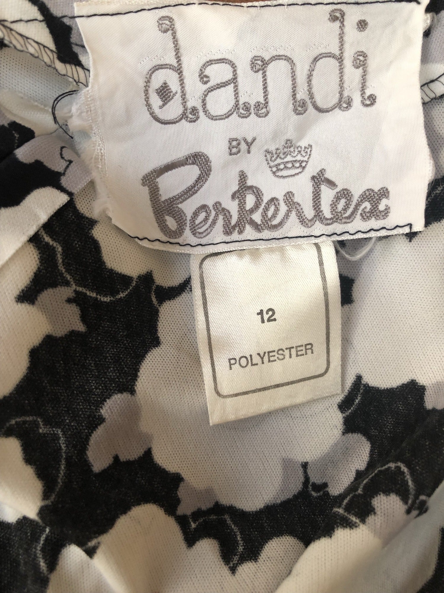 zip  womens  white  vintage  Urban Village Vintage  urban village  summer dress  long sleeve  lightweight  Homebrae  floral print  floral dress  floral  dress  collared dress  collared  black  Berkertex  back zip  8  60s  1960s