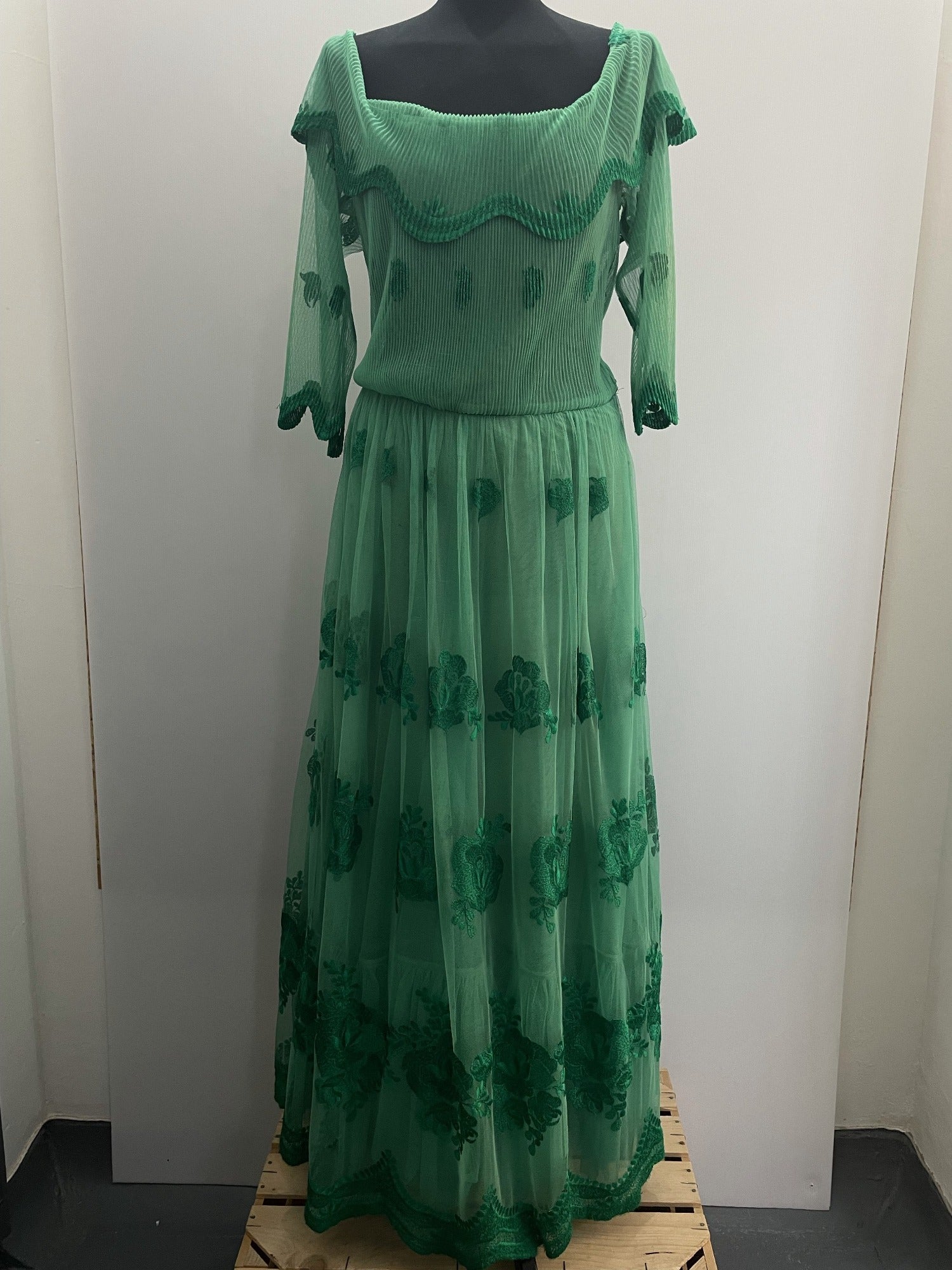womens  vintage  Urban Village Vintage  urban village  underskirt  prairie  maxi dress  long dress  gypsy  green  festive  dress  christmas  boho  70s  1970s  12