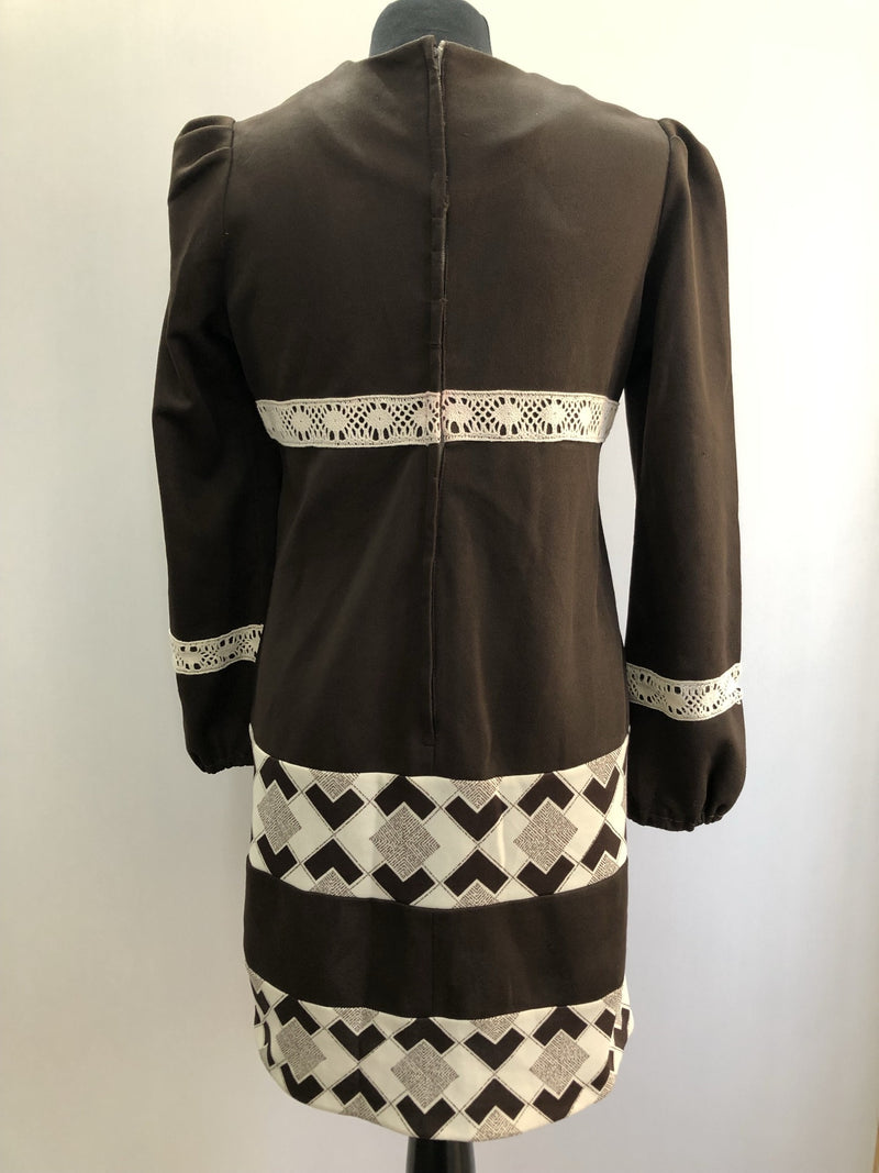 womens  vintage  Urban Village Vintage  triangle print  retro  print dress  MOD  dress  decorative buttons  crochet trim  crochet  circle print  brown  70s  70  1970s  10