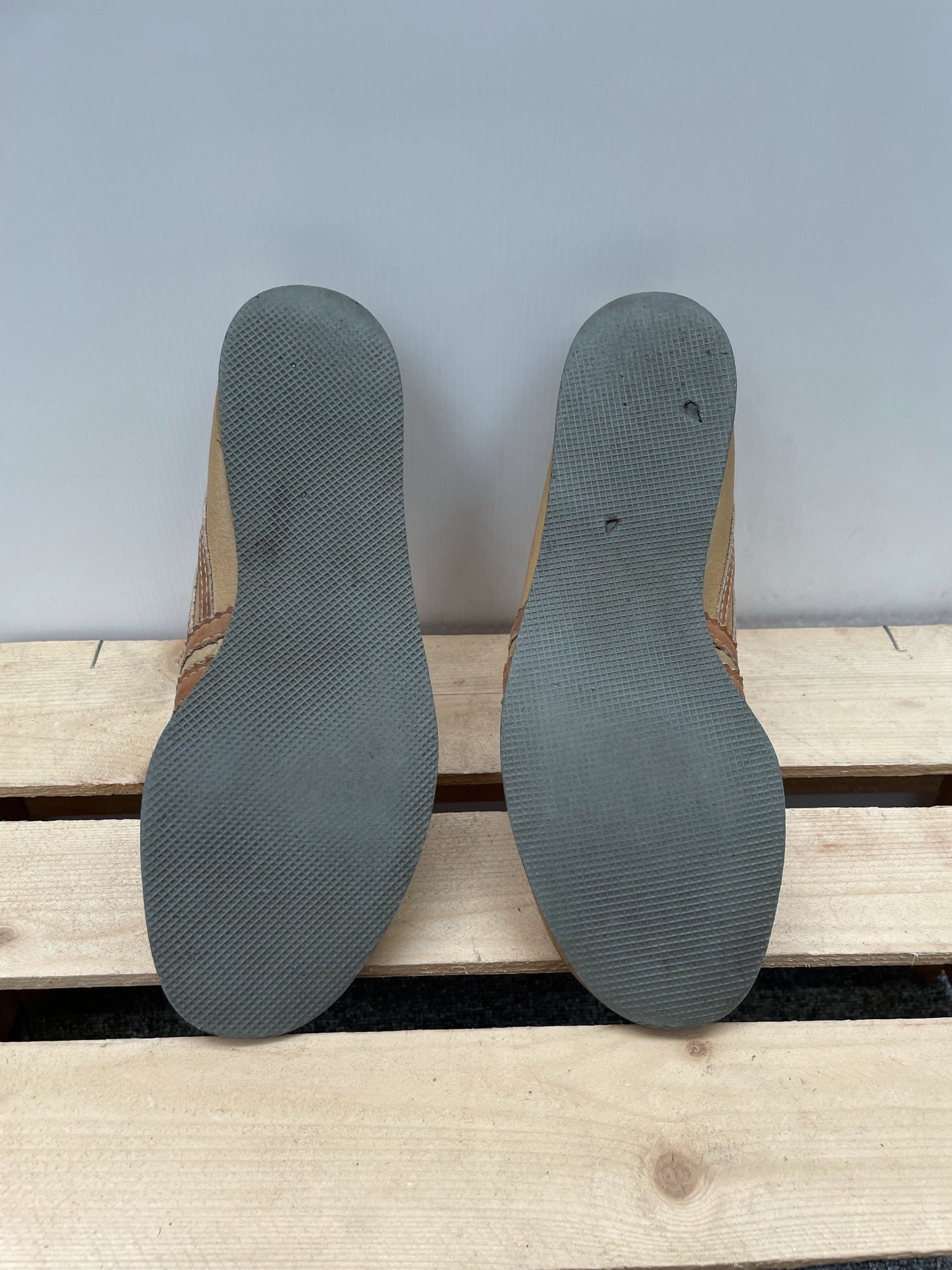 womens  vintage  Stripes  shoes  pumps  light brown  leather trim  Leather  laces  lace up  lace  flat  brown  belted dress  70s  7  1970s