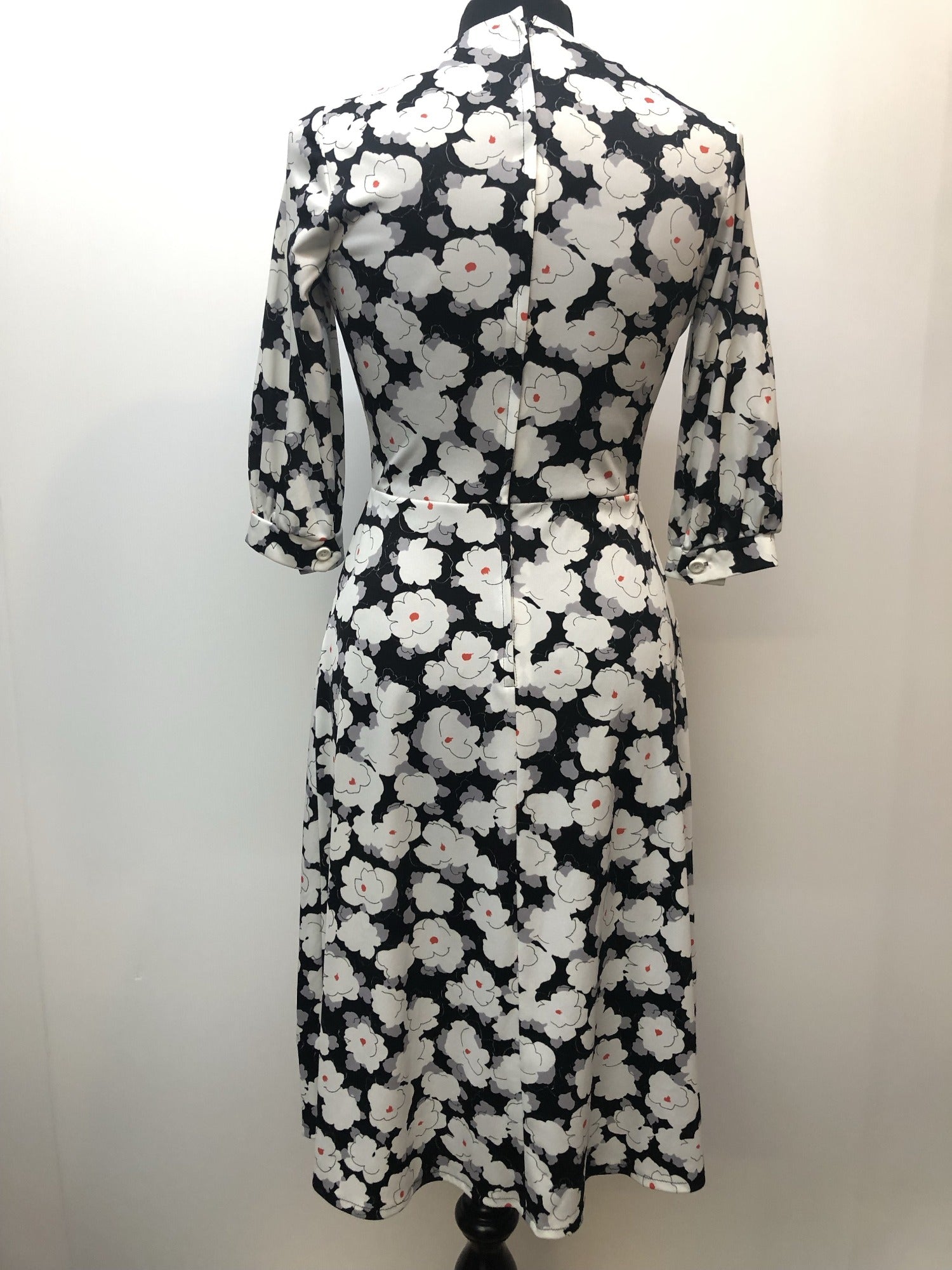 zip  womens  white  vintage  Urban Village Vintage  urban village  summer dress  long sleeve  lightweight  Homebrae  floral print  floral dress  floral  dress  collared dress  collared  black  Berkertex  back zip  8  60s  1960s