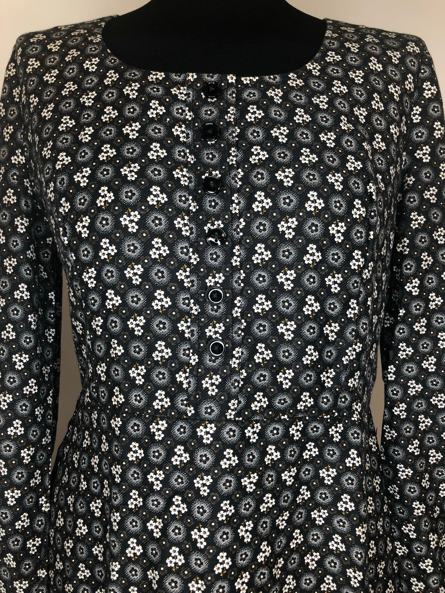 womens  vintage  Urban Village Vintage  Richard Shops  hippie  floral print  dress  ditsy  daisy  boho  black  balloon sleeves  70s  70  1970s  12