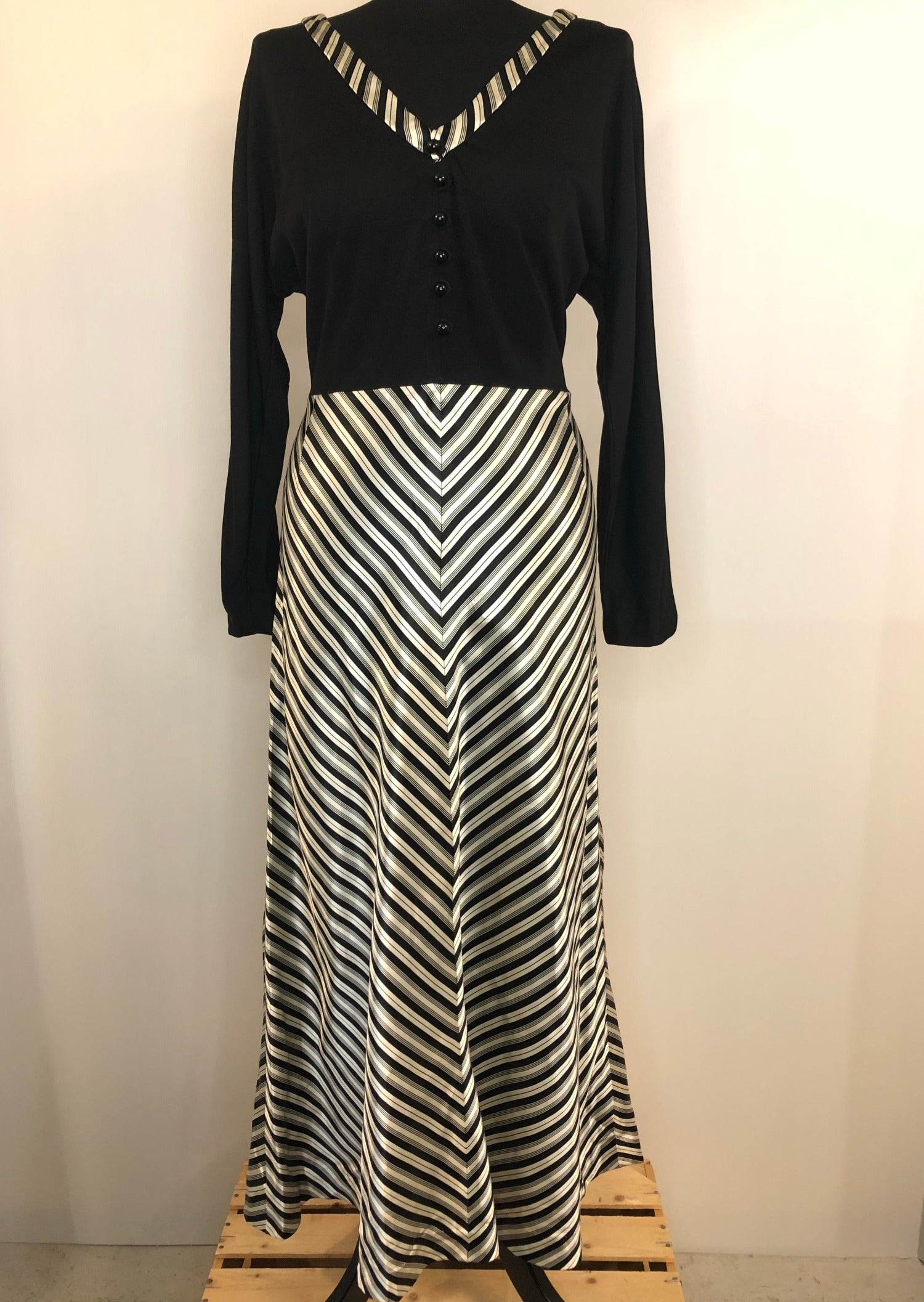womens  white  vintage  Urban Village Vintage  summer dress  stripes  print  maxi dress  maxi  long sleeve  Horrockses Fashions  dress  chevron stripes  chevron stripe  black  70s  1970s  14