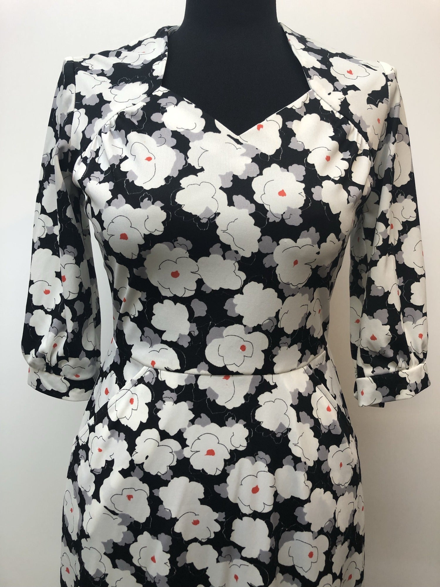 zip  womens  white  vintage  Urban Village Vintage  urban village  summer dress  long sleeve  lightweight  Homebrae  floral print  floral dress  floral  dress  collared dress  collared  black  Berkertex  back zip  8  60s  1960s