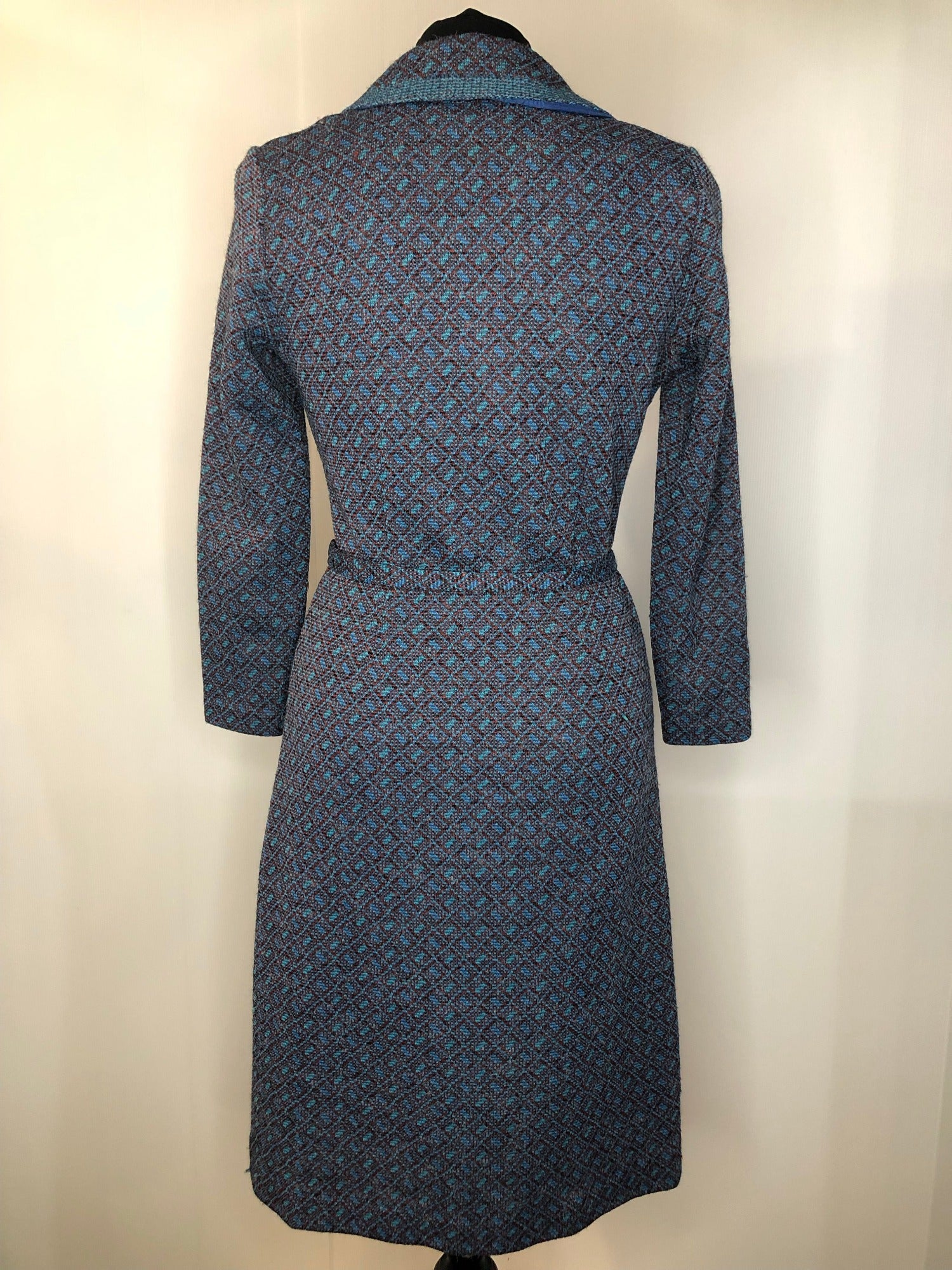 womens  waist belt  vintage  triangle pattern  triangle design  tie belt  Richard Stump  red  long sleeves  knit dress  collar  button front  blue  8  70s  1970s