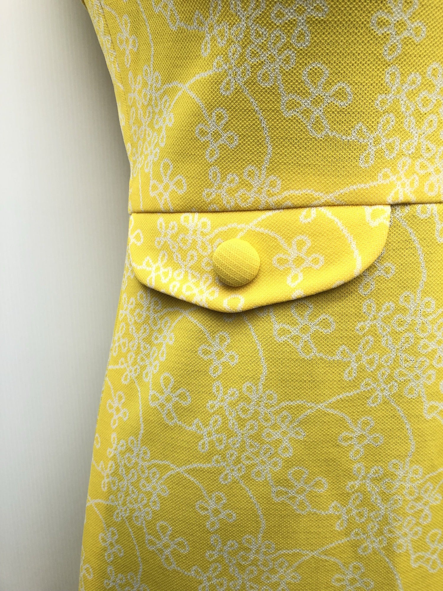 yellow  womens  vintage  Urban Village Vintage  sleevless  retro  pockets  pencil dress  patterned  MOD  floral  dress  back zip  8  60s  1960s