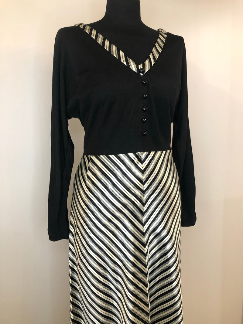 womens  white  vintage  Urban Village Vintage  summer dress  stripes  print  maxi dress  maxi  long sleeve  Horrockses Fashions  dress  chevron stripes  chevron stripe  black  70s  1970s  14
