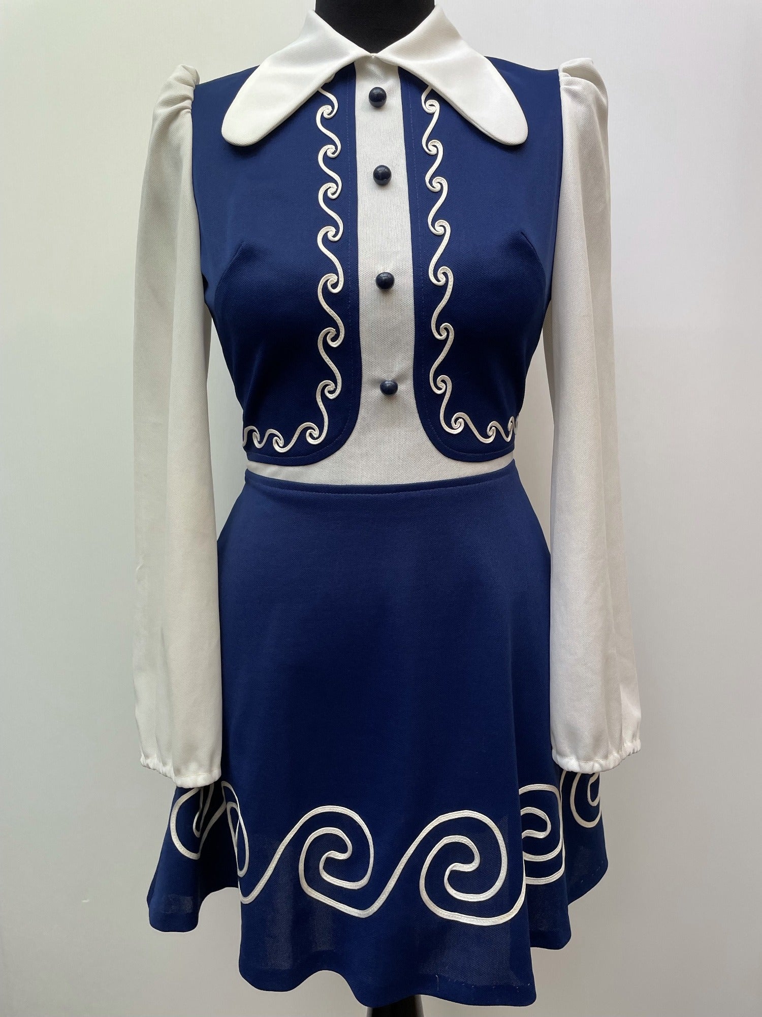 zip back  zip  womens  vintage  Urban Village Vintage  urban village  Stripes  patterned dress  patterned  pattern  MOD  midi dress  midi  long sleeve  dress blue  dress  decorative buttons  collar  cirlcle pattern  blue  big collar  Beagle collar  60s  1960s  1960  10