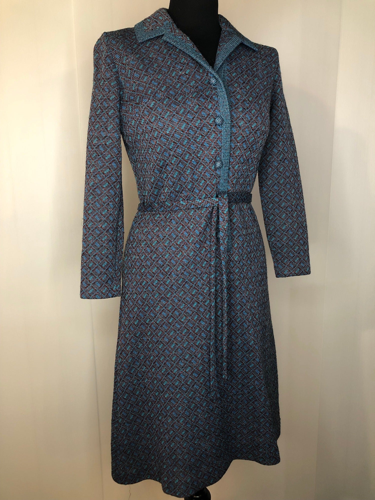 womens  waist belt  vintage  triangle pattern  triangle design  tie belt  Richard Stump  red  long sleeves  knit dress  collar  button front  blue  8  70s  1970s