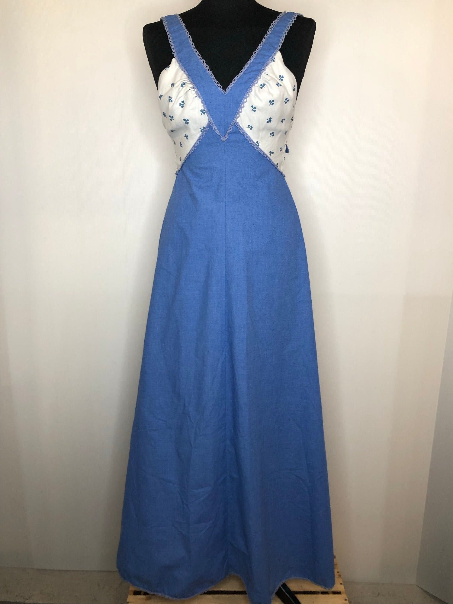 womens  vintage  Urban Village Vintage  tie back belt  retro  print dress  print  maxi  dress  crochet detail  boho  blue  70s  70  6  1970s