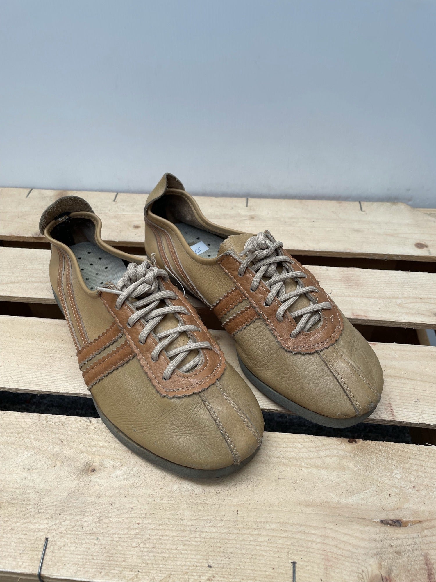 womens  vintage  Stripes  shoes  pumps  light brown  leather trim  Leather  laces  lace up  lace  flat  brown  belted dress  70s  7  1970s