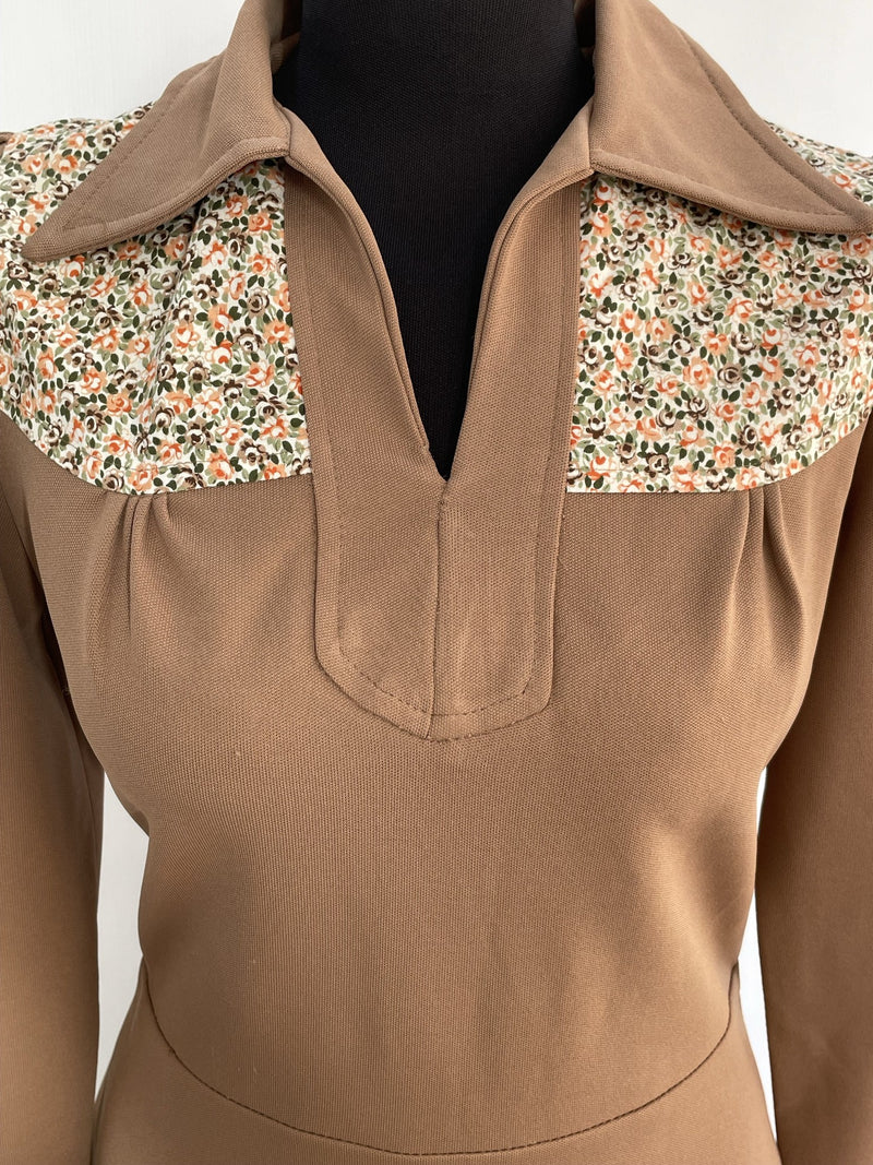 autumn dress  winter dress  womens  vintage  urban village  secretary  retro  pointed collar  open collar  floral  ditsy  day dress  dagger collar  Cotton  collar  brown  big collar  70s  70  1970s  12