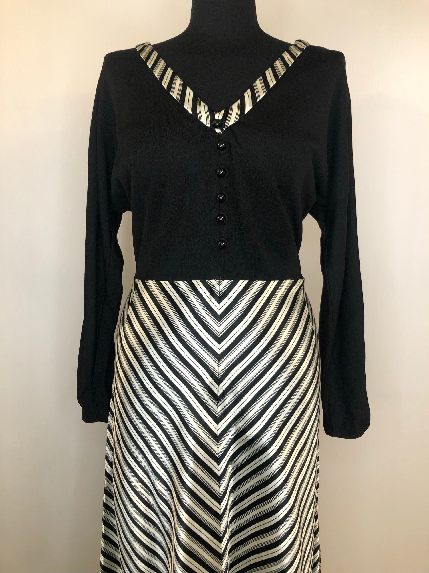 womens  white  vintage  Urban Village Vintage  summer dress  stripes  print  maxi dress  maxi  long sleeve  Horrockses Fashions  dress  chevron stripes  chevron stripe  black  70s  1970s  14