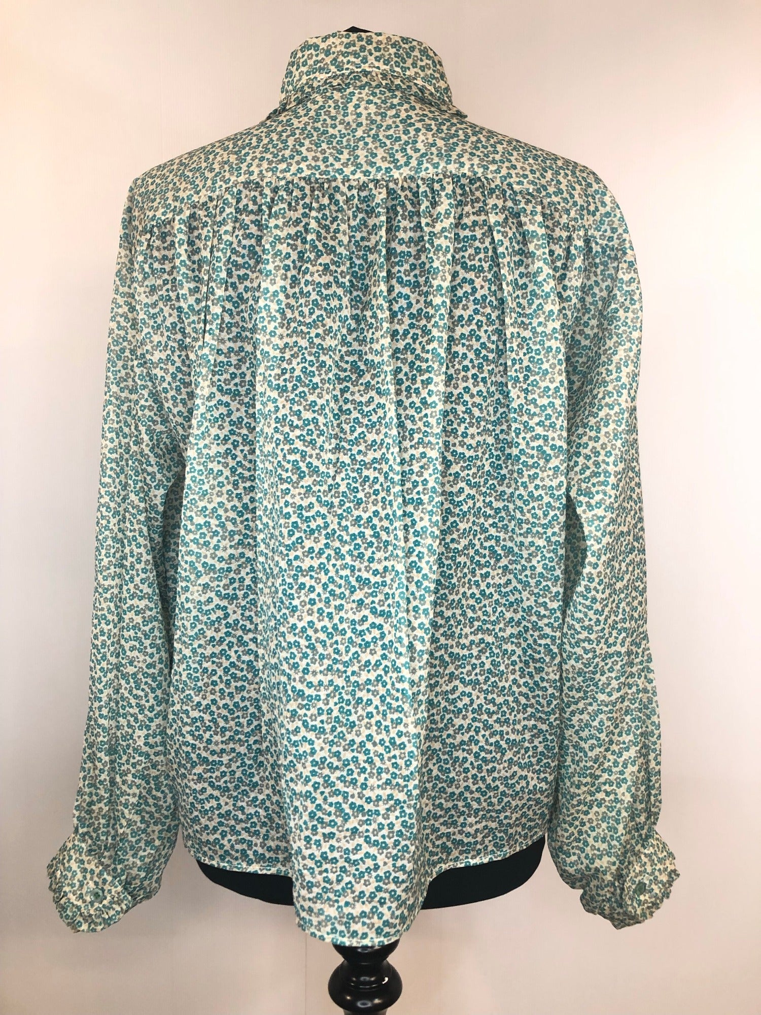 womens  vintage  top  print blouse  loose fit blouse  green  frill cuffs  frill collar  ditsy  Diana Mackinnon  Dawn Breakers  blouse  70s  1970s  16