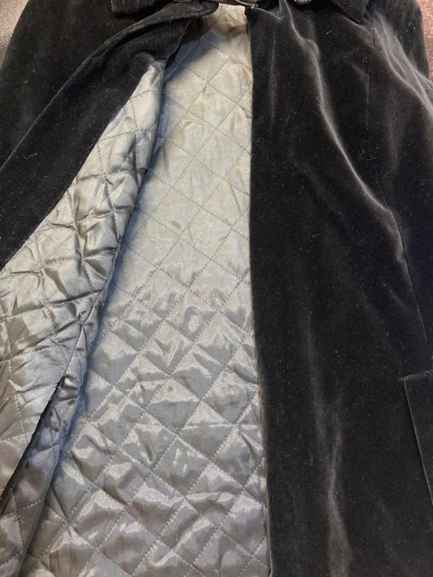 hippie  witchy  velvet  cloak  claok  psychdelic  psych  womens  vintage  Velvet collar  Urban Village Vintage  toggle  S  Quad  mod  long length  jackety  cape jacket  cape  black velvet  black  60s  1960s  Online store