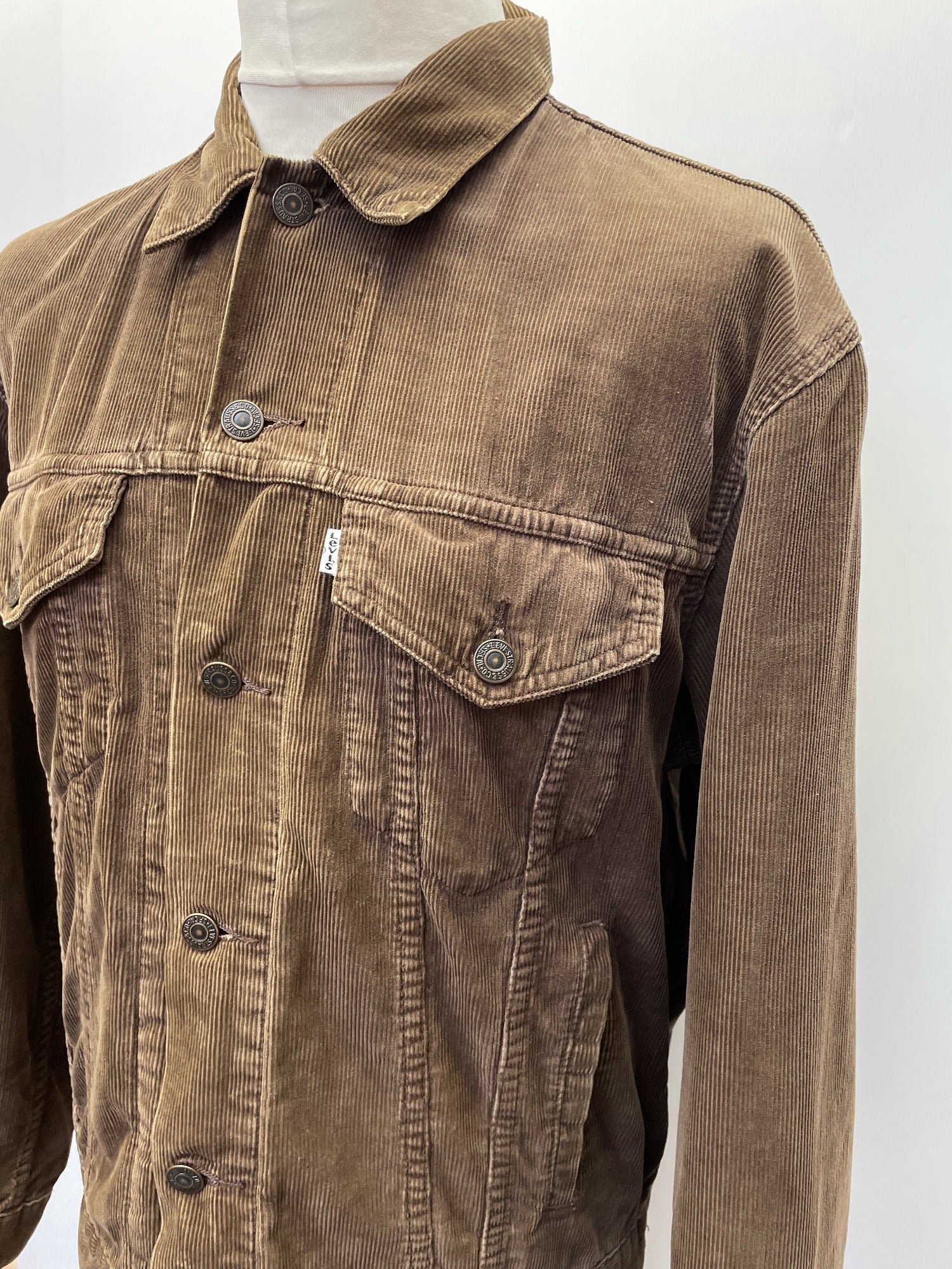 white tag  vintage  Urban Village Vintage  urban village  pockets  mens  long sleeves  long sleeved  long sleeve  levis strauss  levis  levi strauss  levi  Jacket  denim style  Denim jacket  denim  corduroy  cords  corded  cord  collared  collar  chest pockets  button front  button  brown  70s  1970s