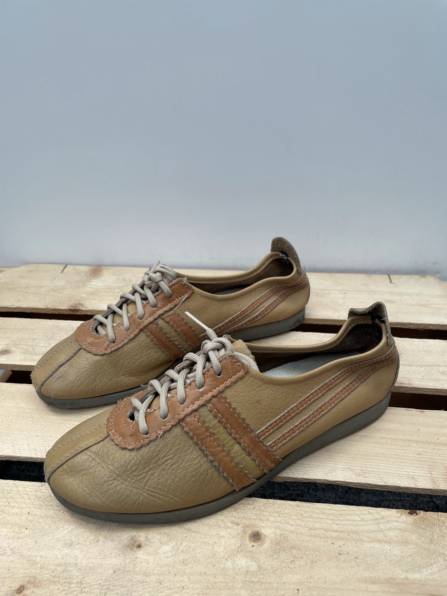 womens  vintage  Stripes  shoes  pumps  light brown  leather trim  Leather  laces  lace up  lace  flat  brown  belted dress  70s  7  1970s