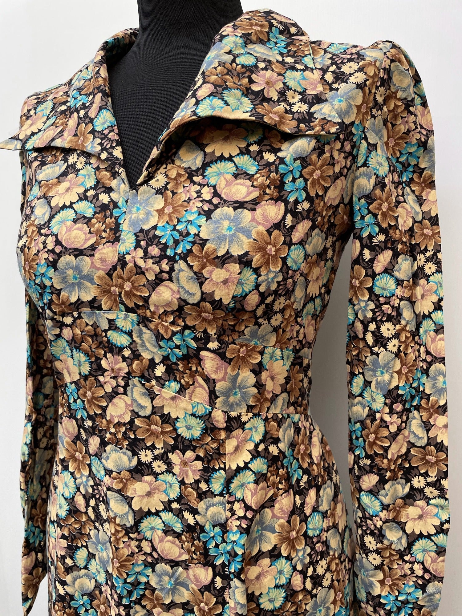 womens  vintage  Urban Village Vintage  urban village  retro  maxi dress  maxi  long sleeves  long sleeve  high neck  floral print  floral dress  floral  dress  collared dress  collared  collar dress  collar  brown  boho  bohemian  blue  big collar  back zip  8  70s  1970s