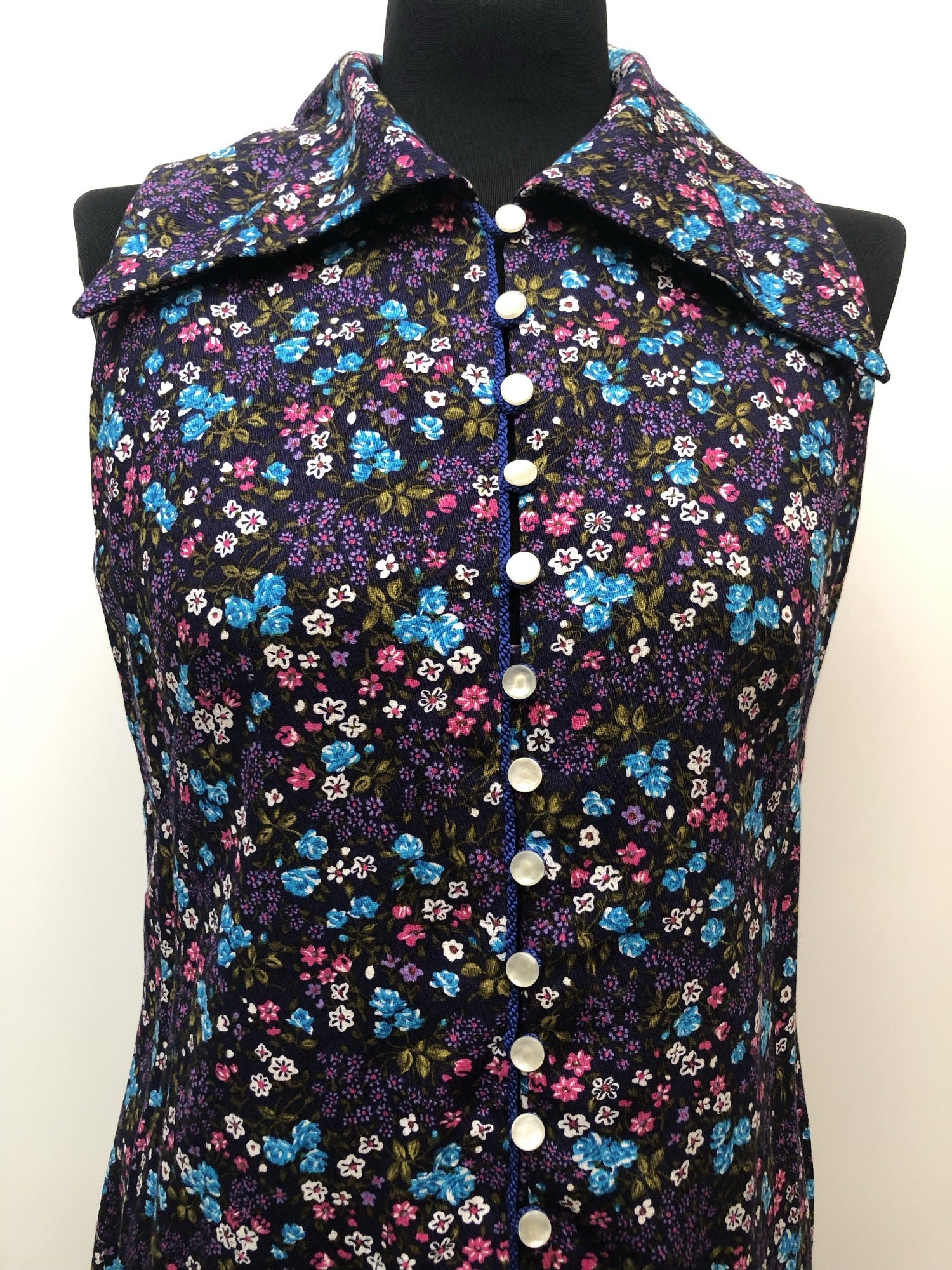 womens  vintage  Urban Village Vintage  urban village  purple  maxi dress  long length dress  floral dress  dress  button front  back zip  70s  1970s  12