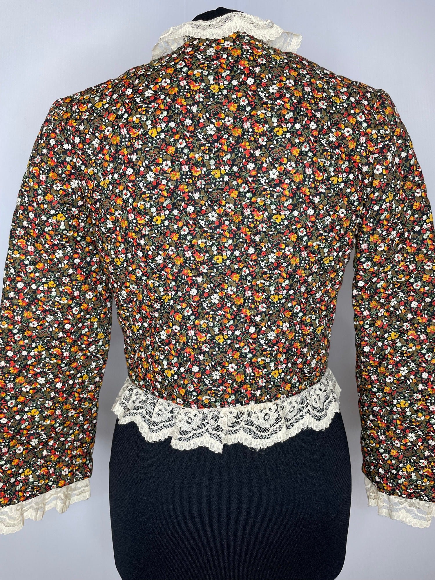 womens  vintage  small  quilted  long sleeve  lace  Jacket  green  floral print  floral  ditsy  cream  bedroom jacket  bed jacket  8  70s  6  1970s