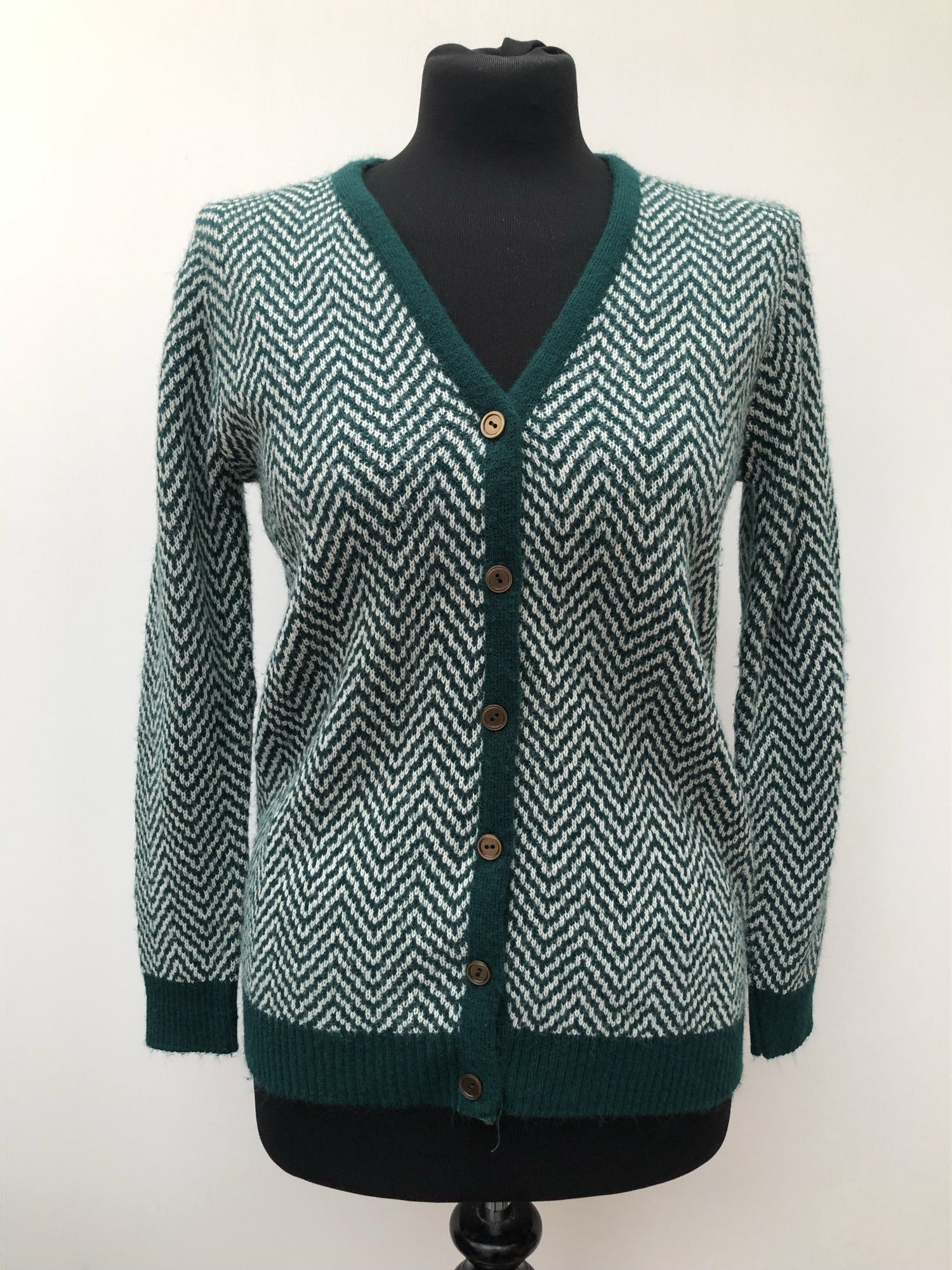 womens  vintage  Urban Village Vintage  Queen Casuals  Lightweight Knit  light knit  knitwear  knitted  knit  green  chevrons  chevron stripes  chevron stripe  chevron  cardigan  70s  70  1970s  12