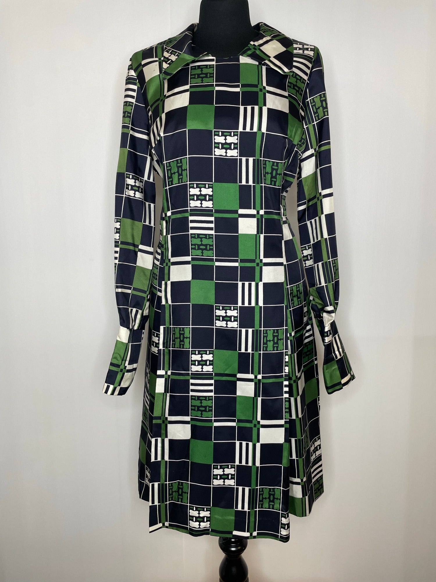 zip back  womens  vintage  Urban Village Vintage  scooter dress  scooter  psychedelic  psych  op art  modette  MOD  mini dress  long sleeved  long sleeve  large collar  green  geometric  dress  collar  blue  60s  1960s  14