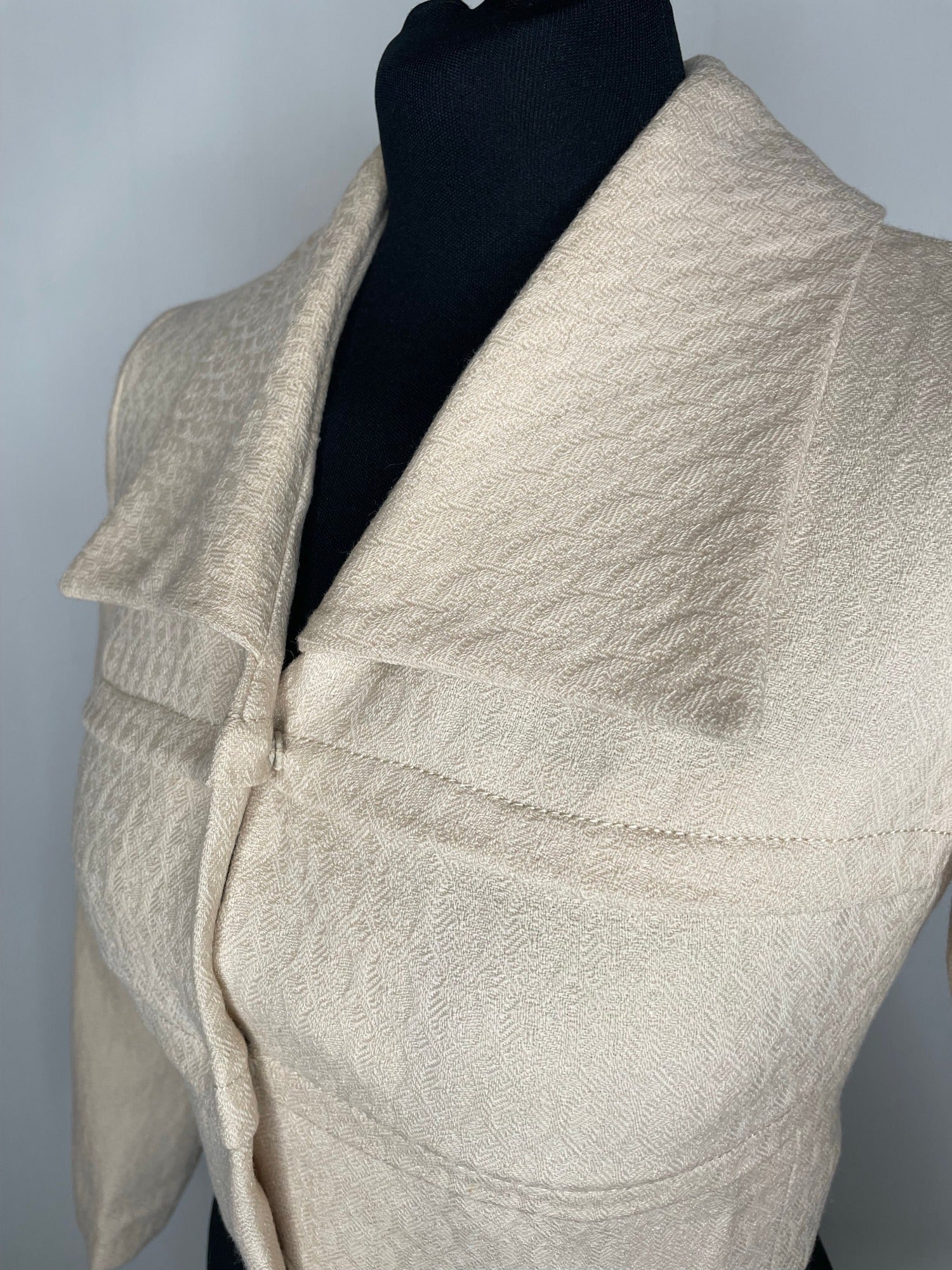 womens  vintage  Urban Village Vintage  open collar  large collar  jacket  cropped jacket  cream  70s  6  1970s