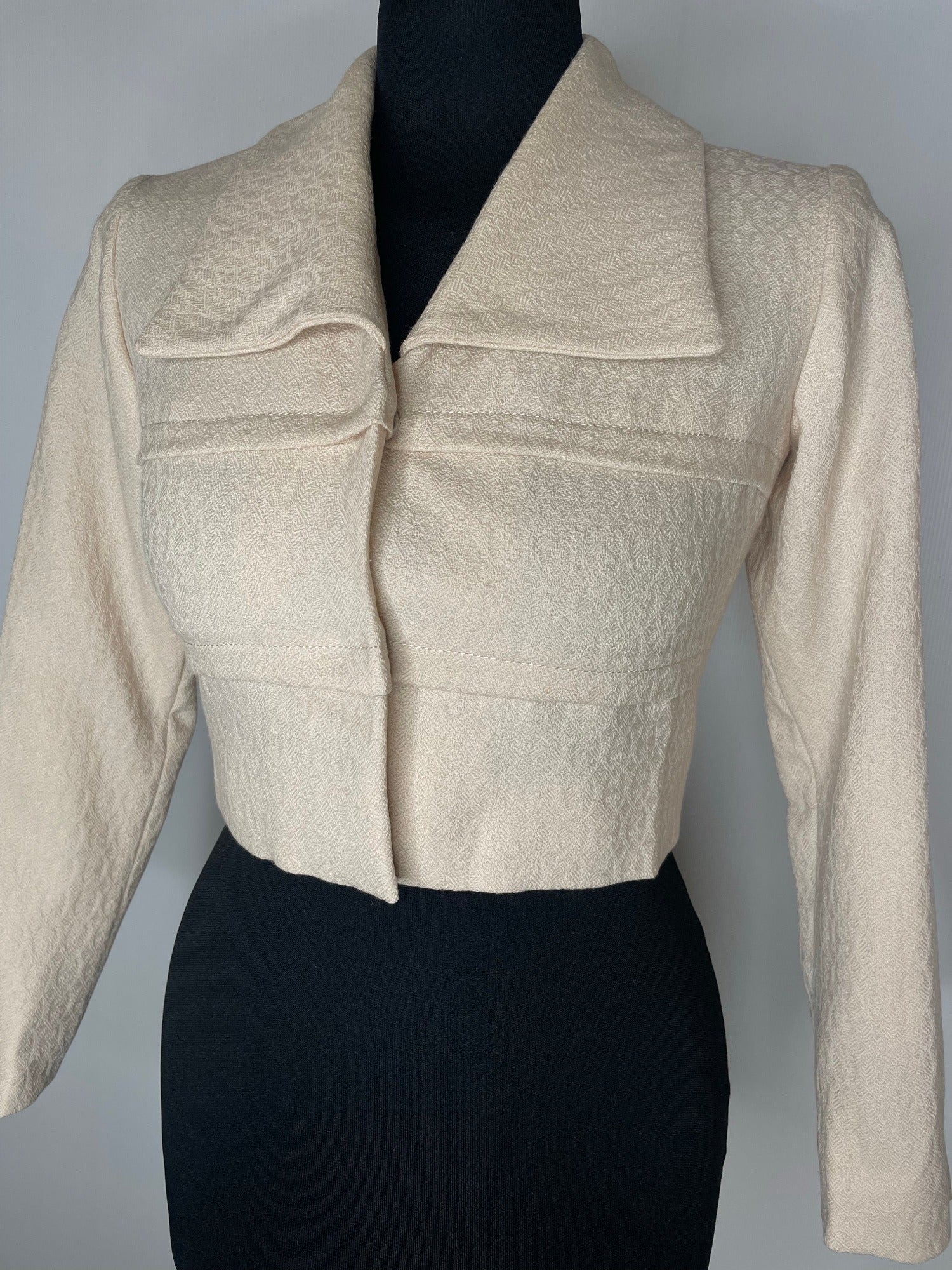 womens  vintage  Urban Village Vintage  open collar  large collar  jacket  cropped jacket  cream  70s  6  1970s