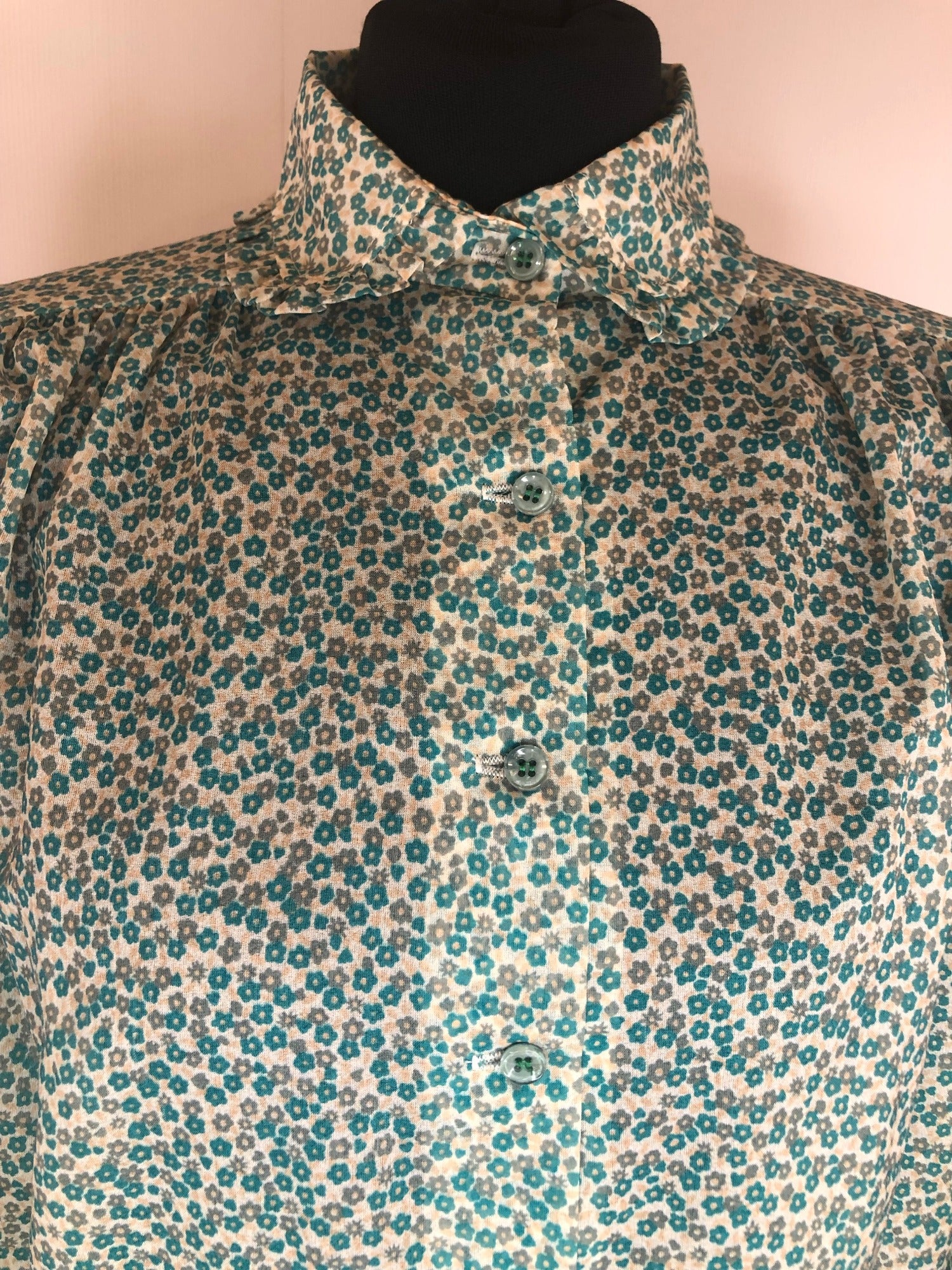 womens  vintage  top  print blouse  loose fit blouse  green  frill cuffs  frill collar  ditsy  Diana Mackinnon  Dawn Breakers  blouse  70s  1970s  16