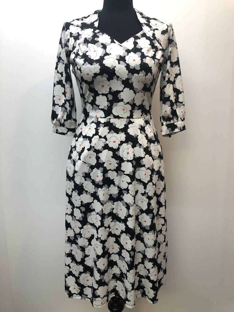 zip  womens  white  vintage  Urban Village Vintage  urban village  summer dress  long sleeve  lightweight  Homebrae  floral print  floral dress  floral  dress  collared dress  collared  black  Berkertex  back zip  8  60s  1960s