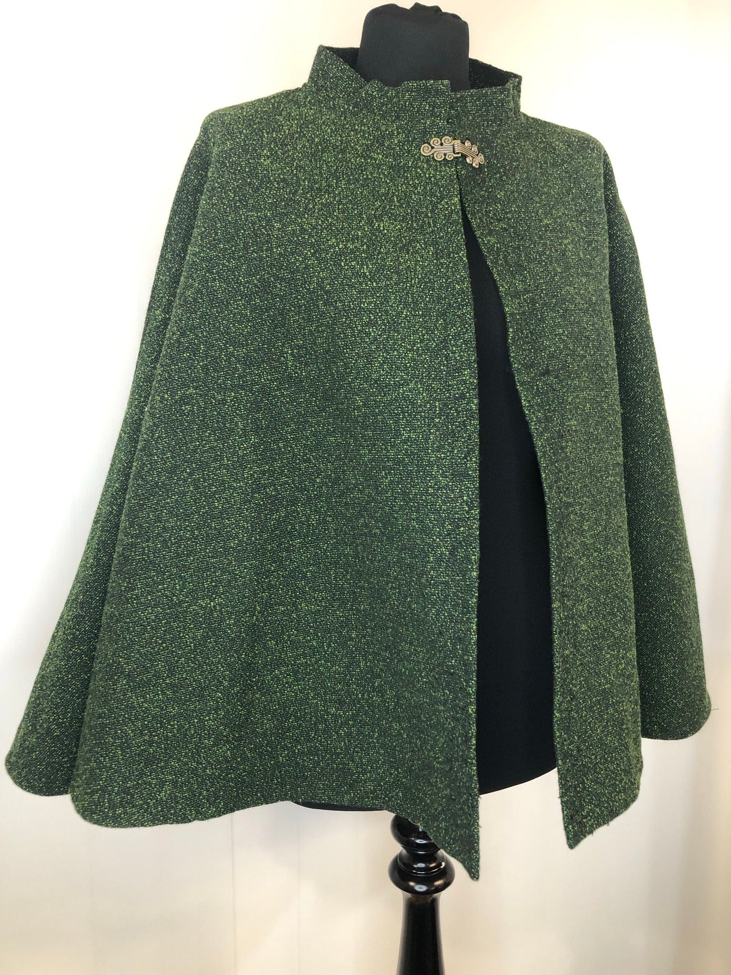 Welsh Wool Shop  vintage  Urban Village Vintage  S  Green  fringed  Eagle Eye  cape  brown  60s  1960s
