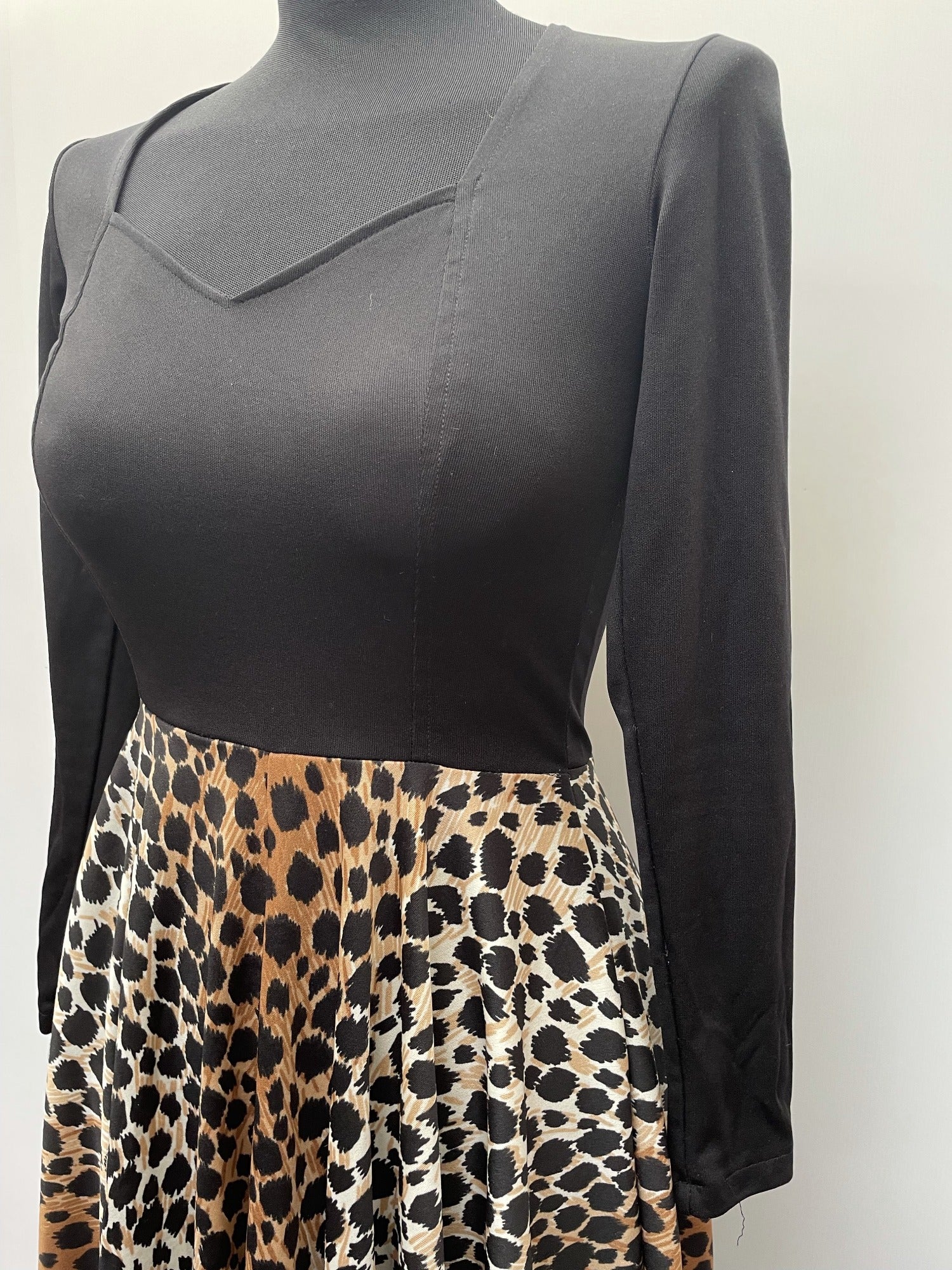 womens  vintage  v neck  Urban Village Vintage  stretch fabric  retro  patterned dress  midi dress  midi  long sleeve  long dress  elasticated  dresses  dress  cheetah print  70s  1970s  12