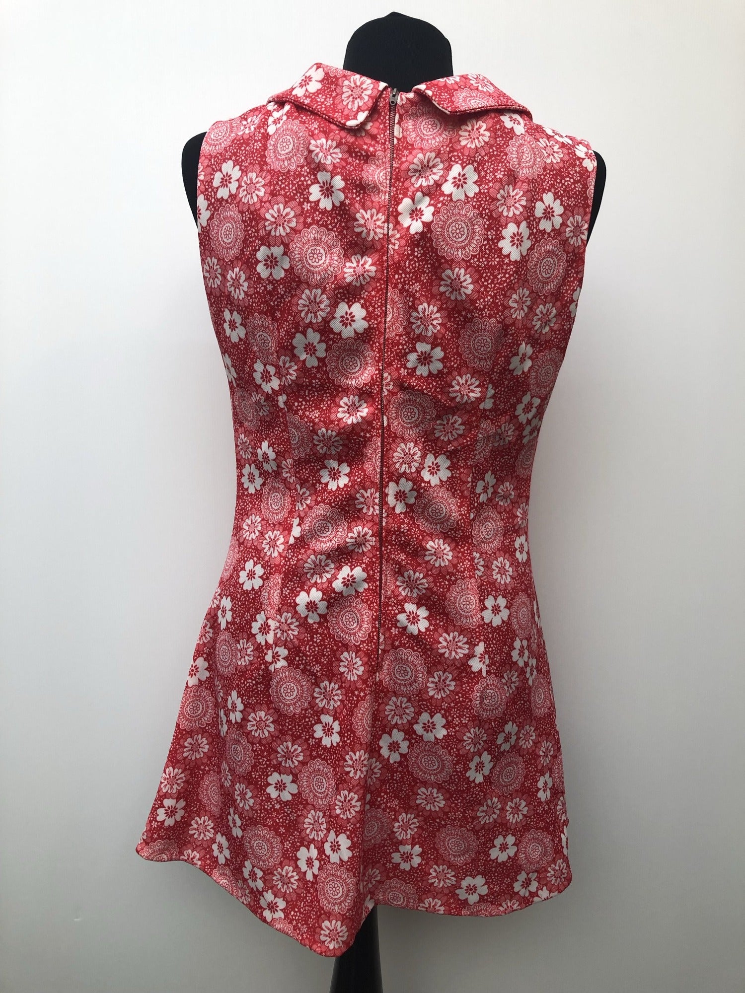womens  vintage  Urban Village Vintage  sleevless  retro  Red  mini dress  floral print  floral dress  dress  collar  back zip  60s  1960s  12
